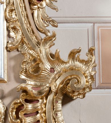 Zdjęcie nr 5: Ołtarz jednoosiowy, jednokondygnacyjny ze zwieńczeniem. Mensa sarkofagowa. Nastawa osadzona na cokole,  flankowana dwoma spływami wolutowymi, obficie dekorowanymi rocaille'ami. W polu głównym, w płytkiej niszy w kształcie stojącego prostokąta zamkniętego łukiem wklęsło-wypukłym z uskokami obraz Matki Boskiej Niepokalanie Poczętej. W dolnej części kondygnacji prostokątne pole utworzone z rocaille'i. Zwieńczenie o wielkości kondygnacji w formie promienistej glorii, z gołębicą Ducha Świętego w polu, wokół której uskrzydlone główki aniołków na tle obłoków oraz rocaille'e spięte u góry koroną w typie otwartym. Struktura polichromowana na kolor jasno i ciemnobeżowy, detale, ornamentyka i profilowania złocone. Taki sam ornament zdobi narożniki mensy, ryzality w cokole, ujmuje również pole obrazowe na jego dłuższych bokach oraz w zwieńczeniu pola.