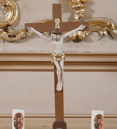 Zdjęcie nr 6: Ołtarz jednoosiowy, jednokondygnacyjny ze zwieńczeniem. Mensa sarkofagowa. Nastawa osadzona na cokole,  flankowana dwoma spływami wolutowymi, obficie dekorowanymi rocaille'ami. W polu głównym, w płytkiej niszy w kształcie stojącego prostokąta zamkniętego łukiem wklęsło-wypukłym z uskokami obraz Matki Boskiej Niepokalanie Poczętej. W dolnej części kondygnacji prostokątne pole utworzone z rocaille'i. Zwieńczenie o wielkości kondygnacji w formie promienistej glorii, z gołębicą Ducha Świętego w polu, wokół której uskrzydlone główki aniołków na tle obłoków oraz rocaille'e spięte u góry koroną w typie otwartym. Struktura polichromowana na kolor jasno i ciemnobeżowy, detale, ornamentyka i profilowania złocone. Taki sam ornament zdobi narożniki mensy, ryzality w cokole, ujmuje również pole obrazowe na jego dłuższych bokach oraz w zwieńczeniu pola.