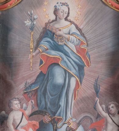 Zdjęcie nr 1: Obraz w kształcie stojącego prostokąta zamkniętego łukiem kotarowym nadwieszonym przedstawia Matkę Boską Niepokalanie Poczętą. Maria ukazana w centrum kompozycji, stojąca na globie, z prawą nogą ugiętą w kolanie depcząca półksiężyc, a lewą węża trzymającego w pysku owoc. W prawej dłoni trzyma berło zakończone gałązką lilii, natomiast lewą ma złożoną na piersi. Twarz okrągła, z drobnymi ustami, długim i szerokim nosem, głęboko osadzonymi małymi oczami; wysokie czoło. Bardzo długie włosy Matki Boskiej opadają na plecy i wzdłuż ramion. Maria ubrana jest w niebieską suknię z długimi rękawami i dużym dekoltem, błękitny płaszcz z czerwoną podszewką oraz przezroczysto-złotą chustkę przewieszoną przez prawe ramię. Szaty obwiedzione na brzegach złotą lamówką. Wokół głowy nimb z dwunastu gwiazd, we włosach wpięte kwiaty. W dolnej części kompozycji dwa aniołki znajdujące się po obu stronach obrazu, z głowami wzniesionymi ku górze, które trzymają w dłoniach: gałązkę oliwki oraz gałązkę palmy. Twarze owalne, z wyraźnie zaznaczonymi podbródkami, krótkimi i szerokimi nosami, wzrokiem skierowanym ku górze; włosy jasne i kędzierzawe, średniej długości. Aniołki nagie, przepasane czerwoną tkaniną, skrzydła biało-szare. Tło pochmurne w odcieniach szarości i różu, od postaci Matki Boskiej odchodzi biała aureola. Obraz umieszczony we wnęce ołtarza o kształcie analogicznym do obrazu. Rama utworzona z czerwonych rocaille&#039;i o złoconych detalach.
