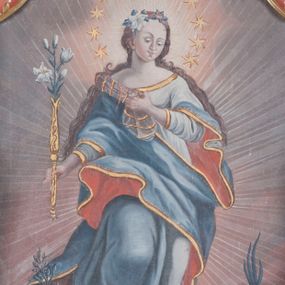 Zdjęcie nr 1: Obraz w kształcie stojącego prostokąta zamkniętego łukiem kotarowym nadwieszonym przedstawia Matkę Boską Niepokalanie Poczętą. Maria ukazana w centrum kompozycji, stojąca na globie, z prawą nogą ugiętą w kolanie depcząca półksiężyc, a lewą węża trzymającego w pysku owoc. W prawej dłoni trzyma berło zakończone gałązką lilii, natomiast lewą ma złożoną na piersi. Twarz okrągła, z drobnymi ustami, długim i szerokim nosem, głęboko osadzonymi małymi oczami; wysokie czoło. Bardzo długie włosy Matki Boskiej opadają na plecy i wzdłuż ramion. Maria ubrana jest w niebieską suknię z długimi rękawami i dużym dekoltem, błękitny płaszcz z czerwoną podszewką oraz przezroczysto-złotą chustkę przewieszoną przez prawe ramię. Szaty obwiedzione na brzegach złotą lamówką. Wokół głowy nimb z dwunastu gwiazd, we włosach wpięte kwiaty. W dolnej części kompozycji dwa aniołki znajdujące się po obu stronach obrazu, z głowami wzniesionymi ku górze, które trzymają w dłoniach: gałązkę oliwki oraz gałązkę palmy. Twarze owalne, z wyraźnie zaznaczonymi podbródkami, krótkimi i szerokimi nosami, wzrokiem skierowanym ku górze; włosy jasne i kędzierzawe, średniej długości. Aniołki nagie, przepasane czerwoną tkaniną, skrzydła biało-szare. Tło pochmurne w odcieniach szarości i różu, od postaci Matki Boskiej odchodzi biała aureola. Obraz umieszczony we wnęce ołtarza o kształcie analogicznym do obrazu. Rama utworzona z czerwonych rocaille&#039;i o złoconych detalach.
