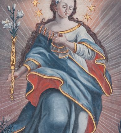 Zdjęcie nr 2: Obraz w kształcie stojącego prostokąta zamkniętego łukiem kotarowym nadwieszonym przedstawia Matkę Boską Niepokalanie Poczętą. Maria ukazana w centrum kompozycji, stojąca na globie, z prawą nogą ugiętą w kolanie depcząca półksiężyc, a lewą węża trzymającego w pysku owoc. W prawej dłoni trzyma berło zakończone gałązką lilii, natomiast lewą ma złożoną na piersi. Twarz okrągła, z drobnymi ustami, długim i szerokim nosem, głęboko osadzonymi małymi oczami; wysokie czoło. Bardzo długie włosy Matki Boskiej opadają na plecy i wzdłuż ramion. Maria ubrana jest w niebieską suknię z długimi rękawami i dużym dekoltem, błękitny płaszcz z czerwoną podszewką oraz przezroczysto-złotą chustkę przewieszoną przez prawe ramię. Szaty obwiedzione na brzegach złotą lamówką. Wokół głowy nimb z dwunastu gwiazd, we włosach wpięte kwiaty. W dolnej części kompozycji dwa aniołki znajdujące się po obu stronach obrazu, z głowami wzniesionymi ku górze, które trzymają w dłoniach: gałązkę oliwki oraz gałązkę palmy. Twarze owalne, z wyraźnie zaznaczonymi podbródkami, krótkimi i szerokimi nosami, wzrokiem skierowanym ku górze; włosy jasne i kędzierzawe, średniej długości. Aniołki nagie, przepasane czerwoną tkaniną, skrzydła biało-szare. Tło pochmurne w odcieniach szarości i różu, od postaci Matki Boskiej odchodzi biała aureola. Obraz umieszczony we wnęce ołtarza o kształcie analogicznym do obrazu. Rama utworzona z czerwonych rocaille'i o złoconych detalach.
