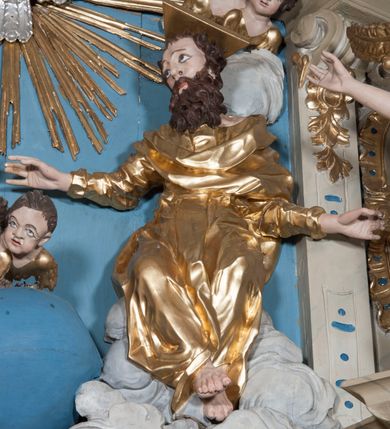 Zdjęcie nr 3: Nastawa ołtarzowa architektoniczna, jednoosiowa, jednokondygnacyjna ze zwieńczeniem, z bramkami i z rocaille'owymi uszami. Tabernakulum w formie zbliżonej do prostopadłościennej skrzynki, na wklęsło-wypukłym rzucie, ustawione na niskim cokole, o wypukłej ściance frontowej. Ujęte jest drewnianą obudową o wklęsłych bokach, flankowane parą ustawionych pod kątem pilastrów, których trzony przyjmują formę wolut. Zwieńczenie tabernakulum w formie niewielkiego szczytu, na którym ustawiona jest pasyjka. Całość ujęta po bokach rocaille'owymi wolutami. Drzwiczki w kształcie stojącego prostokąta, zamknięte łukiem nadwieszonym. W polu, na niebieskim tle malowane przedstawienie kielicha z hostią. Nastawa ustawiona na zdwojonym cokole, o  wklęsłym przebiegu, ujęta dwiema parami kolumn na tle zwielokrotnionych pilastrów. Podpory dźwigają pełne belkowanie, wyłamane pośrodku. Pomiędzy podporami figury: po lewej św. Józefa, a po prawej św. Jana Chrzciciela, nad bramkami: po lewej św. Wojciecha, a po prawej św. Stanisława. Nad tabernakulum rocaille'owy kartusz z łacińską inskrypcją w polu. W polu środkowym nisza w formie stojącego prostokąta, zamkniętego łukiem wklęsło-wypukłym z uskokami z obrazem „Święta Rozmowa”. Zwieńczenie w formie zbliżonej do stojącego prostokąta ujętego po bokach dwoma pilastrami, bogato ozdobione dekoracją rzeźbiarską. W polu przedstawienie Trójcy Świętej, flankowane przez parę aniołów siedzących na wolutowych przyczółkach. Całość zamyka para aniołków ze srebrną wstęgą z napisem „GLORIA IN EXCELSIS DEO”. Bramki z drzwiczkami w formie stojącego prostokąta, flankowane węgarami, zamknięte wolutowym łukiem z zatkniętymi na szczycie rzeźbami świętych. Drzwiczki dekorowane w polu dwiema płycinami. Całość nastawy silnie dekorowana ornamentyką rokokową. Kolumny ustawione na bazach, z kompozytowymi kapitelami, wewnętrzne srebrzone, do jednej trzeciej wysokości zdobione kanelowaniem zamkniętym pierścieniem, kolumny zewnętrzne marmoryzowane. Struktura polichromowana w kolorze beżowym, profilowania marmoryzowane, ornamentyka złocona.