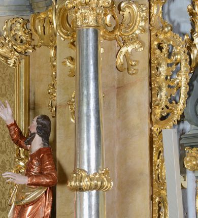 Zdjęcie nr 10: Nastawa ołtarzowa architektoniczna, jednoosiowa, jednokondygnacyjna ze zwieńczeniem. Ołtarz drewniany, prostopadłościenny, mensa drewniana z kamiennym portatylem. Antepedium w kształcie leżącego prostokąta, ujętego profilowaną ramą z aplikowanym monogramem Maryii w polu. Na ołtarzu ustawiony obraz Matki Boskiej Nieustającej Pomocy. Retabulum ustawione na dwustrefowym cokole, ujęte parą kolumn o kapitelach kompozytowych, przewiązanych poniżej połowy rocaille'ową opaską, stojących na tle zwielokrotnionych pilastrów. Podpory dźwigają pełne belkowanie, wyłamane na ich osi, ustawione ukośnie, nad polem środkowym przyjmujące kształt łuku odcinkowego. W polu środkowym głęboka nisza w formie stojącego prostokąta zamkniętego łukiem wklęsło-wypukłym z uskokami, ujęta profilowaną ramą, z figurą Matki Boskiej z Lourdes. Niszę flankują dwie figury: św. Jana i św. Mateusza ustawione na konsolach. Na belkowaniu, na linii podpór cokoły z figurami św. Emeryka i św. Władysława. Zwieńczenie przyjmuje kształt stojącego prostokąta flankowanego spływami wolutowymi, zamkniętego gzymsem przechodzącym w dwie woluty. Całość zakończona promienistą glorią z monogramem Marii otoczonym obłokami, flankowana figurkami aniołków. W polu zwieńczenia rama w formie stojącego prostokąta o wklęsłych bokach i dolnych narożach, zamknięta wolutami, z figurą św. Stefana w polu, ustawioną na wsporniku. Nastawa ujęta po bokach ażurowymi uszami utworzonymi z rocaille'u i prostej karbowanej wstęgi. Całość obficie dekorowana ornamentem rocaille'owym oraz zwisami kwiatowymi. Struktura marmoryzowana w kolorze żółtym, profile marmoryzowane na seledynowo, ornamentyka i profilowania złocone.

