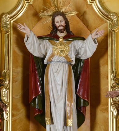 Zdjęcie nr 3: Nastawa ołtarzowa architektoniczna, jednoosiowa, jednokondygnacyjna ze zwieńczeniem. Ołtarz drewniany, prostopadłościenny, mensa drewniana z kamiennym portatylem. Antepedium w kształcie leżącego prostokąta, ujętego profilowaną ramą. Na ołtarzu tabernakulum w formie prostopadłościennej skrzynki, ujętej w narożach pilastrami o ornamentalnych trzonach, dźwigających pełne belkowanie opasujące tabernakulum z trzech stron, wyłamane na ich osi. Drzwiczki w formie stojącego prostokąta zamkniętego łukiem nadwieszonym. Retabulum ustawione na dwustrefowym cokole, ujęte parą kolumn o kapitelach kompozytowych, stojących na tle zwielokrotnionych pilastrów. Podpory dźwigają pełne belkowanie, wyłamane na ich osi, ustawione ukośnie, nad polem środkowym przyjmujące kształt łuku odcinkowego. W polu środkowym głęboka nisza w formie stojącego prostokąta zamkniętego łukiem wklęsło-wypukłym z uskokami, ujęta profilowaną ramą, z figurą Najświętszego Serca Jezusa. Niszę flankują dwie figury: św. Marka i św. Łukasza ustawione na konsolach. Na belkowaniu, na linii podpór cokoły z figurami św. Alojzego Gonzagi i św. Rocha. Zwieńczenie przyjmuje kształt stojącego prostokąta flankowanego spływami wolutowymi, zamkniętego gzymsem przechodzącym w dwie woluty. Całość zakończona owalnym medalionem z płaskorzeźbionym przedstawieniem Trójcy Świętej w promienistej glorii, flankowana figurkami św. Katarzyny Aleksandryjskiej i nierozpoznanej świętej. W polu zwieńczenia rama w formie stojącego prostokąta o wklęsłych bokach i dolnych narożach, zamknięta wolutami z akroterionem, z figurą św. Sebastiana w polu, ustawioną na wsporniku. Nastawa ujęta po bokach ażurowymi uszami utworzonymi z akantu i prostej karbowanej wstęgi. Całość obficie dekorowana ornamentem rocaille&#039;owym oraz zwisami kwiatowymi. Struktura marmoryzowana w kolorze żółtym, profile marmoryzowane na seledynowo, ornamentyka i profilowania złocone.