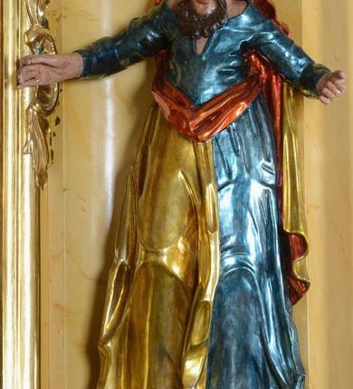 Zdjęcie nr 8: Nastawa ołtarzowa architektoniczna, jednoosiowa, jednokondygnacyjna ze zwieńczeniem. Ołtarz drewniany, prostopadłościenny, mensa drewniana z kamiennym portatylem. Antepedium w kształcie leżącego prostokąta, ujętego profilowaną ramą. Na ołtarzu tabernakulum w formie prostopadłościennej skrzynki, ujętej w narożach pilastrami o ornamentalnych trzonach, dźwigających pełne belkowanie opasujące tabernakulum z trzech stron, wyłamane na ich osi. Drzwiczki w formie stojącego prostokąta zamkniętego łukiem nadwieszonym. Retabulum ustawione na dwustrefowym cokole, ujęte parą kolumn o kapitelach kompozytowych, stojących na tle zwielokrotnionych pilastrów. Podpory dźwigają pełne belkowanie, wyłamane na ich osi, ustawione ukośnie, nad polem środkowym przyjmujące kształt łuku odcinkowego. W polu środkowym głęboka nisza w formie stojącego prostokąta zamkniętego łukiem wklęsło-wypukłym z uskokami, ujęta profilowaną ramą, z figurą Najświętszego Serca Jezusa. Niszę flankują dwie figury: św. Marka i św. Łukasza ustawione na konsolach. Na belkowaniu, na linii podpór cokoły z figurami św. Alojzego Gonzagi i św. Rocha. Zwieńczenie przyjmuje kształt stojącego prostokąta flankowanego spływami wolutowymi, zamkniętego gzymsem przechodzącym w dwie woluty. Całość zakończona owalnym medalionem z płaskorzeźbionym przedstawieniem Trójcy Świętej w promienistej glorii, flankowana figurkami św. Katarzyny Aleksandryjskiej i nierozpoznanej świętej. W polu zwieńczenia rama w formie stojącego prostokąta o wklęsłych bokach i dolnych narożach, zamknięta wolutami z akroterionem, z figurą św. Sebastiana w polu, ustawioną na wsporniku. Nastawa ujęta po bokach ażurowymi uszami utworzonymi z akantu i prostej karbowanej wstęgi. Całość obficie dekorowana ornamentem rocaille'owym oraz zwisami kwiatowymi. Struktura marmoryzowana w kolorze żółtym, profile marmoryzowane na seledynowo, ornamentyka i profilowania złocone.