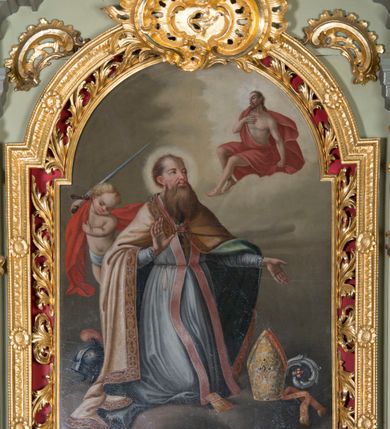 Zdjęcie nr 2: Nastawa ołtarzowa architektoniczna, jednoosiowa, jednokondygnacyjna ze zwieńczeniem i bramkami. Ołtarz drewniany, sarkofagowy, wklęsło-wypukły, zwężający się ku dołowi; dekorowany w narożach ornamentem rocaille'owym, od frontu z rocaille'owym kartuszem. Mensa z portatylem. Tabernakulum w formie zbliżonej do prostopadłościennej skrzynki, ustawione na niskim cokole, o wypukłej ściance frontowej; ujęte drewnianą obudową o wklęsłych bokach, flankowane parą ustawionych pod kątem pilastrów na wysokich cokołach, których trzony przyjmują formę wolut, nad nimi uskrzydlone główki aniołków. Zwieńczenie tabernakulum w formie profilowanego gzymsu, wyłamanego nad osiami bocznymi. Całość ujęta po bokach rocaille'owymi uszami. Część środkowa nowa, miedziana z wypukłymi drzwiczkami w formie stojącego prostokąta zamkniętego łukiem nadwieszonym. W polu aplikowane przedstawienie pelikana karmiącego młode w gnieździe, z krzyżem, gorejącym sercem i arma Christi (włócznia i gąbka z octem) powyżej. Nad drzwiczkami rocaille'owa wstęga. Nastawa ustawiona na zdwojonym cokole, o delikatnie wklęsłym przebiegu, ujęta parą pilastrów od wewnątrz oraz dwiema parami kolumn na skrajach, z których zewnętrzne są cofnięte. Podpory dźwigają pełne belkowanie, wyłamane pośrodku; na linii kolumn cokoły i fragmenty belkowania ustawione pod kątem. Pomiędzy podporami figury: po lewej św. Piotra, a po prawej św. Pawła, przed kolumnami: po lewej św. Jana Ewangelisty, a po prawej św. Andrzeja. Tabernakulum flankuje para rzeźbionych aniołów. W polu środkowym nisza w formie stojącego prostokąta, zamkniętego łukiem nadwieszonym w podwójnej profilowanej, złoconej i od wewnątrz ażurowej ramie z obrazem św. Marcina. Zwieńczenie w formie zbliżonej do leżącego prostokąta ujętego podwójnymi spływami wolutowymi, zamknięte szczytem utworzonym z ornamentu rocaille'owego, po bokach wazony płomieniste. W polu figura Chrystusa Zmartwychwstałego w otoczeniu płaskorzeźbionych obłoków i uskrzydlonych główek anielskich. Na belkowaniu, nad środkową parą kolumn przerwany wolutowy przyczółek z figurami aniołów. Bramki z drzwiczkami w formie stojącego prostokąta, flankowane węgarami, zamknięte wolutowym łukiem z zatkniętym na szczycie wazonem płomienistym, w polu dekorowane rocaille'owymi płycinami. Cokoły i trzony pilastrów dekorowane rocaille'm, w polu między pilastrami, a kolumnami trzy pary kwiatowych zwisów. Nisza pola środkowego zwieńczona rocaille'owym kartuszem. Struktura polichromowana w kolorze seledynowym, profilowania i płyciny w kolorze ciemnoszarym, kapitele i rama obrazu w kolorze czerwonym, ornamentyka złocona, kolumny i obłoki srebrzone.