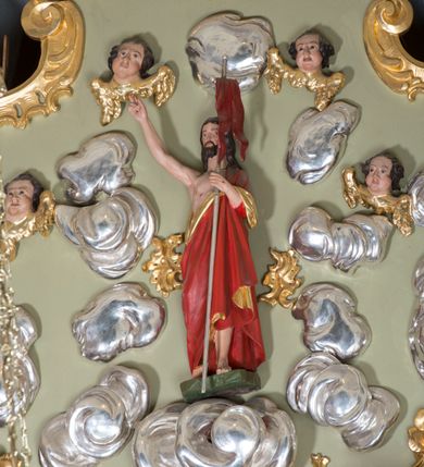 Zdjęcie nr 11: Nastawa ołtarzowa architektoniczna, jednoosiowa, jednokondygnacyjna ze zwieńczeniem i bramkami. Ołtarz drewniany, sarkofagowy, wklęsło-wypukły, zwężający się ku dołowi; dekorowany w narożach ornamentem rocaille&#039;owym, od frontu z rocaille&#039;owym kartuszem. Mensa z portatylem. Tabernakulum w formie zbliżonej do prostopadłościennej skrzynki, ustawione na niskim cokole, o wypukłej ściance frontowej; ujęte drewnianą obudową o wklęsłych bokach, flankowane parą ustawionych pod kątem pilastrów na wysokich cokołach, których trzony przyjmują formę wolut, nad nimi uskrzydlone główki aniołków. Zwieńczenie tabernakulum w formie profilowanego gzymsu, wyłamanego nad osiami bocznymi. Całość ujęta po bokach rocaille&#039;owymi uszami. Część środkowa nowa, miedziana z wypukłymi drzwiczkami w formie stojącego prostokąta zamkniętego łukiem nadwieszonym. W polu aplikowane przedstawienie pelikana karmiącego młode w gnieździe, z krzyżem, gorejącym sercem i arma Christi (włócznia i gąbka z octem) powyżej. Nad drzwiczkami rocaille&#039;owa wstęga. Nastawa ustawiona na zdwojonym cokole, o delikatnie wklęsłym przebiegu, ujęta parą pilastrów od wewnątrz oraz dwiema parami kolumn na skrajach, z których zewnętrzne są cofnięte. Podpory dźwigają pełne belkowanie, wyłamane pośrodku; na linii kolumn cokoły i fragmenty belkowania ustawione pod kątem. Pomiędzy podporami figury: po lewej św. Piotra, a po prawej św. Pawła, przed kolumnami: po lewej św. Jana Ewangelisty, a po prawej św. Andrzeja. Tabernakulum flankuje para rzeźbionych aniołów. W polu środkowym nisza w formie stojącego prostokąta, zamkniętego łukiem nadwieszonym w podwójnej profilowanej, złoconej i od wewnątrz ażurowej ramie z obrazem św. Marcina. Zwieńczenie w formie zbliżonej do leżącego prostokąta ujętego podwójnymi spływami wolutowymi, zamknięte szczytem utworzonym z ornamentu rocaille&#039;owego, po bokach wazony płomieniste. W polu figura Chrystusa Zmartwychwstałego w otoczeniu płaskorzeźbionych obłoków i uskrzydlonych główek anielskich. Na belkowaniu, nad środkową parą kolumn przerwany wolutowy przyczółek z figurami aniołów. Bramki z drzwiczkami w formie stojącego prostokąta, flankowane węgarami, zamknięte wolutowym łukiem z zatkniętym na szczycie wazonem płomienistym, w polu dekorowane rocaille&#039;owymi płycinami. Cokoły i trzony pilastrów dekorowane rocaille&#039;m, w polu między pilastrami, a kolumnami trzy pary kwiatowych zwisów. Nisza pola środkowego zwieńczona rocaille&#039;owym kartuszem. Struktura polichromowana w kolorze seledynowym, profilowania i płyciny w kolorze ciemnoszarym, kapitele i rama obrazu w kolorze czerwonym, ornamentyka złocona, kolumny i obłoki srebrzone.