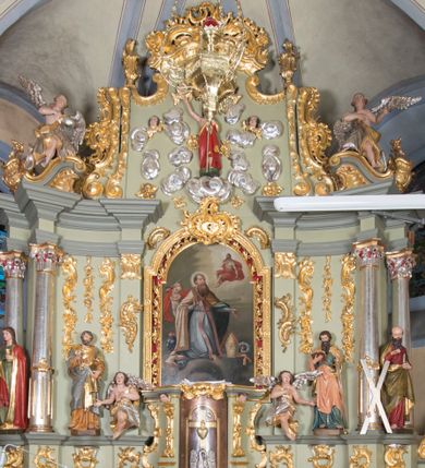 Zdjęcie nr 1: Nastawa ołtarzowa architektoniczna, jednoosiowa, jednokondygnacyjna ze zwieńczeniem i bramkami. Ołtarz drewniany, sarkofagowy, wklęsło-wypukły, zwężający się ku dołowi; dekorowany w narożach ornamentem rocaille&#039;owym, od frontu z rocaille&#039;owym kartuszem. Mensa z portatylem. Tabernakulum w formie zbliżonej do prostopadłościennej skrzynki, ustawione na niskim cokole, o wypukłej ściance frontowej; ujęte drewnianą obudową o wklęsłych bokach, flankowane parą ustawionych pod kątem pilastrów na wysokich cokołach, których trzony przyjmują formę wolut, nad nimi uskrzydlone główki aniołków. Zwieńczenie tabernakulum w formie profilowanego gzymsu, wyłamanego nad osiami bocznymi. Całość ujęta po bokach rocaille&#039;owymi uszami. Część środkowa nowa, miedziana z wypukłymi drzwiczkami w formie stojącego prostokąta zamkniętego łukiem nadwieszonym. W polu aplikowane przedstawienie pelikana karmiącego młode w gnieździe, z krzyżem, gorejącym sercem i arma Christi (włócznia i gąbka z octem) powyżej. Nad drzwiczkami rocaille&#039;owa wstęga. Nastawa ustawiona na zdwojonym cokole, o delikatnie wklęsłym przebiegu, ujęta parą pilastrów od wewnątrz oraz dwiema parami kolumn na skrajach, z których zewnętrzne są cofnięte. Podpory dźwigają pełne belkowanie, wyłamane pośrodku; na linii kolumn cokoły i fragmenty belkowania ustawione pod kątem. Pomiędzy podporami figury: po lewej św. Piotra, a po prawej św. Pawła, przed kolumnami: po lewej św. Jana Ewangelisty, a po prawej św. Andrzeja. Tabernakulum flankuje para rzeźbionych aniołów. W polu środkowym nisza w formie stojącego prostokąta, zamkniętego łukiem nadwieszonym w podwójnej profilowanej, złoconej i od wewnątrz ażurowej ramie z obrazem św. Marcina. Zwieńczenie w formie zbliżonej do leżącego prostokąta ujętego podwójnymi spływami wolutowymi, zamknięte szczytem utworzonym z ornamentu rocaille&#039;owego, po bokach wazony płomieniste. W polu figura Chrystusa Zmartwychwstałego w otoczeniu płaskorzeźbionych obłoków i uskrzydlonych główek anielskich. Na belkowaniu, nad środkową parą kolumn przerwany wolutowy przyczółek z figurami aniołów. Bramki z drzwiczkami w formie stojącego prostokąta, flankowane węgarami, zamknięte wolutowym łukiem z zatkniętym na szczycie wazonem płomienistym, w polu dekorowane rocaille&#039;owymi płycinami. Cokoły i trzony pilastrów dekorowane rocaille&#039;m, w polu między pilastrami, a kolumnami trzy pary kwiatowych zwisów. Nisza pola środkowego zwieńczona rocaille&#039;owym kartuszem. Struktura polichromowana w kolorze seledynowym, profilowania i płyciny w kolorze ciemnoszarym, kapitele i rama obrazu w kolorze czerwonym, ornamentyka złocona, kolumny i obłoki srebrzone.