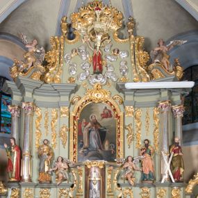 Zdjęcie nr 1: Nastawa ołtarzowa architektoniczna, jednoosiowa, jednokondygnacyjna ze zwieńczeniem i bramkami. Ołtarz drewniany, sarkofagowy, wklęsło-wypukły, zwężający się ku dołowi; dekorowany w narożach ornamentem rocaille'owym, od frontu z rocaille'owym kartuszem. Mensa z portatylem. Tabernakulum w formie zbliżonej do prostopadłościennej skrzynki, ustawione na niskim cokole, o wypukłej ściance frontowej; ujęte drewnianą obudową o wklęsłych bokach, flankowane parą ustawionych pod kątem pilastrów na wysokich cokołach, których trzony przyjmują formę wolut, nad nimi uskrzydlone główki aniołków. Zwieńczenie tabernakulum w formie profilowanego gzymsu, wyłamanego nad osiami bocznymi. Całość ujęta po bokach rocaille'owymi uszami. Część środkowa nowa, miedziana z wypukłymi drzwiczkami w formie stojącego prostokąta zamkniętego łukiem nadwieszonym. W polu aplikowane przedstawienie pelikana karmiącego młode w gnieździe, z krzyżem, gorejącym sercem i arma Christi (włócznia i gąbka z octem) powyżej. Nad drzwiczkami rocaille'owa wstęga. Nastawa ustawiona na zdwojonym cokole, o delikatnie wklęsłym przebiegu, ujęta parą pilastrów od wewnątrz oraz dwiema parami kolumn na skrajach, z których zewnętrzne są cofnięte. Podpory dźwigają pełne belkowanie, wyłamane pośrodku; na linii kolumn cokoły i fragmenty belkowania ustawione pod kątem. Pomiędzy podporami figury: po lewej św. Piotra, a po prawej św. Pawła, przed kolumnami: po lewej św. Jana Ewangelisty, a po prawej św. Andrzeja. Tabernakulum flankuje para rzeźbionych aniołów. W polu środkowym nisza w formie stojącego prostokąta, zamkniętego łukiem nadwieszonym w podwójnej profilowanej, złoconej i od wewnątrz ażurowej ramie z obrazem św. Marcina. Zwieńczenie w formie zbliżonej do leżącego prostokąta ujętego podwójnymi spływami wolutowymi, zamknięte szczytem utworzonym z ornamentu rocaille'owego, po bokach wazony płomieniste. W polu figura Chrystusa Zmartwychwstałego w otoczeniu płaskorzeźbionych obłoków i uskrzydlonych główek anielskich. Na belkowaniu, nad środkową parą kolumn przerwany wolutowy przyczółek z figurami aniołów. Bramki z drzwiczkami w formie stojącego prostokąta, flankowane węgarami, zamknięte wolutowym łukiem z zatkniętym na szczycie wazonem płomienistym, w polu dekorowane rocaille'owymi płycinami. Cokoły i trzony pilastrów dekorowane rocaille'm, w polu między pilastrami, a kolumnami trzy pary kwiatowych zwisów. Nisza pola środkowego zwieńczona rocaille'owym kartuszem. Struktura polichromowana w kolorze seledynowym, profilowania i płyciny w kolorze ciemnoszarym, kapitele i rama obrazu w kolorze czerwonym, ornamentyka złocona, kolumny i obłoki srebrzone.