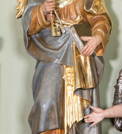 Zdjęcie nr 7: Nastawa ołtarzowa architektoniczna, jednoosiowa, jednokondygnacyjna ze zwieńczeniem i bramkami. Ołtarz drewniany, sarkofagowy, wklęsło-wypukły, zwężający się ku dołowi; dekorowany w narożach ornamentem rocaille&#039;owym, od frontu z rocaille&#039;owym kartuszem. Mensa z portatylem. Tabernakulum w formie zbliżonej do prostopadłościennej skrzynki, ustawione na niskim cokole, o wypukłej ściance frontowej; ujęte drewnianą obudową o wklęsłych bokach, flankowane parą ustawionych pod kątem pilastrów na wysokich cokołach, których trzony przyjmują formę wolut, nad nimi uskrzydlone główki aniołków. Zwieńczenie tabernakulum w formie profilowanego gzymsu, wyłamanego nad osiami bocznymi. Całość ujęta po bokach rocaille&#039;owymi uszami. Część środkowa nowa, miedziana z wypukłymi drzwiczkami w formie stojącego prostokąta zamkniętego łukiem nadwieszonym. W polu aplikowane przedstawienie pelikana karmiącego młode w gnieździe, z krzyżem, gorejącym sercem i arma Christi (włócznia i gąbka z octem) powyżej. Nad drzwiczkami rocaille&#039;owa wstęga. Nastawa ustawiona na zdwojonym cokole, o delikatnie wklęsłym przebiegu, ujęta parą pilastrów od wewnątrz oraz dwiema parami kolumn na skrajach, z których zewnętrzne są cofnięte. Podpory dźwigają pełne belkowanie, wyłamane pośrodku; na linii kolumn cokoły i fragmenty belkowania ustawione pod kątem. Pomiędzy podporami figury: po lewej św. Piotra, a po prawej św. Pawła, przed kolumnami: po lewej św. Jana Ewangelisty, a po prawej św. Andrzeja. Tabernakulum flankuje para rzeźbionych aniołów. W polu środkowym nisza w formie stojącego prostokąta, zamkniętego łukiem nadwieszonym w podwójnej profilowanej, złoconej i od wewnątrz ażurowej ramie z obrazem św. Marcina. Zwieńczenie w formie zbliżonej do leżącego prostokąta ujętego podwójnymi spływami wolutowymi, zamknięte szczytem utworzonym z ornamentu rocaille&#039;owego, po bokach wazony płomieniste. W polu figura Chrystusa Zmartwychwstałego w otoczeniu płaskorzeźbionych obłoków i uskrzydlonych główek anielskich. Na belkowaniu, nad środkową parą kolumn przerwany wolutowy przyczółek z figurami aniołów. Bramki z drzwiczkami w formie stojącego prostokąta, flankowane węgarami, zamknięte wolutowym łukiem z zatkniętym na szczycie wazonem płomienistym, w polu dekorowane rocaille&#039;owymi płycinami. Cokoły i trzony pilastrów dekorowane rocaille&#039;m, w polu między pilastrami, a kolumnami trzy pary kwiatowych zwisów. Nisza pola środkowego zwieńczona rocaille&#039;owym kartuszem. Struktura polichromowana w kolorze seledynowym, profilowania i płyciny w kolorze ciemnoszarym, kapitele i rama obrazu w kolorze czerwonym, ornamentyka złocona, kolumny i obłoki srebrzone.