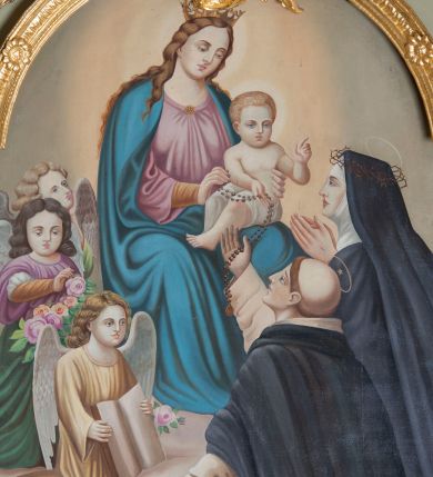 Zdjęcie nr 1: Obraz w kształcie stojącego prostokąta zamkniętego łukiem nadwieszonym przedstawia Matkę Boską przekazującą różańce św. Dominikowi oraz św. Katarzynie ze Sieny. Matka Boska ukazana w górnej, lewej partii obrazu w pozycji siedzącej na tronie z Dzieciątkiem Jezus na kolanach. Maria zwrócona trzy czwarte w lewo, prawą ręką przekazuje różaniec św. Dominkowi, lewą przytrzymuje Dzieciątko. Twarz owalna, z małymi ustami, długim i wąskim nosem, oczami lekko przymkniętymi; włosy długie, opadające na ramiona i plecy. Ubrana jest w długą, różową suknię z długimi rękawami i ciemnoniebieski płaszcz nałożony na ramiona. Dzieciątko Jezus zwrócone trzy czwarte w prawo, z głową skierowaną delikatnie w lewo, lewą rączką czyni znak błogosławieństwa, prawą przekazuje różaniec św. Dominikowi. Ubrane jest w krótką pieluszkę przewiązaną wokół bioder. Wokół głów Maryi i Dzieciątka złote, świetliste nimby; na głowie Matki Boskiej korona otwarta. W dolnej, prawej partii obrazu ukazani święci: Dominik i Katarzyna, w pozycji klęczącej, widoczni z lewego profilu, zwróceni w kierunku Matki Boskiej. Święta Katarzyna z rękoma złożonymi w geście modlitwy, św. Dominik prawą ręką odbiera różaniec, lewą trzyma opuszczoną w dół. Święci są ubrani w habity i płaszcze dominikańskie, nad głowami okrągłe nimby z gwiazdą w polu, na głowie św. Katarzyny korona cierniowa. Po lewej stronie obrazu trójka aniołów, ustawionych jeden za drugim, pierwszy w pozycji klęczącej z otwartą księgą w dłoniach. Poniżej pies z pochodnią w pysku oraz gałązka róży. Tło w górnej części obrazu szare, rozświetlone wokół postaci Matki Boskiej i Dzieciątka. Rama złocona, profilowana, pośrodku zdobiona motywem karbowania oraz pojedynczymi rzeźbionymi kwiatami słoneczników, a u góry z rocaille&#039;owym kartuszem.