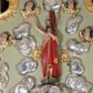 Zdjęcie nr 1: Rzeźba Chrystusa Zmartwychwstałego otoczona obłokami i uskrzydlonymi główkami anielskimi. Chrystus ukazany w postawie stojącej na niskim cokole, frontalnie, w delikatnym kontrapoście z prawą nogą ugiętą w kolanie, w lewej dłoni trzyma chorągiew, prawą wysoko uniesioną do góry czyni gest błogosławieństwa. Twarz podłużna, szczupła, z małymi i wąskimi ustami, długim i wąskim nosem, wzrokiem skierowanym na wprost, okolona długimi, ciemnobrązowymi włosami z przedziałkiem pośrodku, opadającymi na plecy oraz krótką brodą. Chrystus jest ubrany w czerwony płaszcz ze złotą podszewką, założony na lewe ramię i odsłaniający klatkę piersiową. Na dłoniach, stopach i boku widoczne ślady męki. Cokół niski, o nieregularnych bokach, pomalowany na zielono. Polichromia w odsłoniętych partiach ciała naturalistyczna, podszewka płaszcza złocona, drzewce chorągwi srebrzone. Obłoki bujne, srebrzone. W górnej części kompozycji, po bokach Chrystusa cztery uskrzydlone główki anielskie. Główki o obficie pucułowatych policzkach, wydatnych podbródkach, długich i szerokich na końcach nosach, o średniej długości ciemnobrązowych włosach z zakolami, ułożonymi po bokach w duże pukle, skrzydełka złocone.