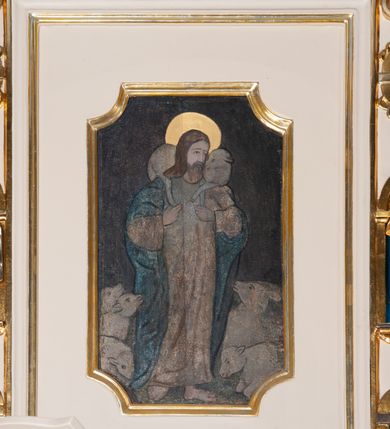 Zdjęcie nr 4: Ambona wisząca, przyścienna, złożona z kosza i schodów z balustradą, zaplecka i baldachimu ze zwieńczeniem. Kosz na planie kwadratu z wypukłą ścianą frontową, ujęty jednym pilastrem przy ścianie bocznej. Na ścianach płyciny o wykroju kwadratu z wklęsłymi narożami, wewnątrz rozety. Kosz zakończony profilowanym gzymsem, od dołu otoczony pasem z dekoracją w formie nacięć. Spięty u dołu szyszką z fryzem zdobionym czterema wolutami oraz pierścieniem z dekoracją w formie łezek. Od wschodu schody jednobiegowe z balustradą zdobioną płycinami z rozetami oraz profilowaną poręczą. Pulpit w kształcie kwadratu zamkniętego łukiem odcinkowym nadwieszonym. Zaplecek w formie stojącego prostokąta, ujęty uszami utworzonymi z ornamentu rocaille’owego połączonego z wicią i rozetami, z umieszczonymi w strukturze płaskorzeźbami postaci w niszach zamkniętych łukiem półokrągłym i wypełnionych muszlą; po lewej Jezus z barankiem, po prawej św. Kazimierz (?). Pośrodku pole obrazowe o wykroju stojącego prostokąta z wklęsłymi narożami, w nim obraz Chrystusa Dobrego Pasterza. Baldachim w formie prostokąta zamkniętego od zewnętrznej strony łukiem odcinkowym nadwieszonym; podniebie malowane na niebiesko, pośrodku pole obrazowe w formie rombu, wypełnione przedstawieniem gołębicy Ducha Świętego. Ponad baldachimem duża gloria promienista, w centrum której wizerunek Oka Opatrzności.