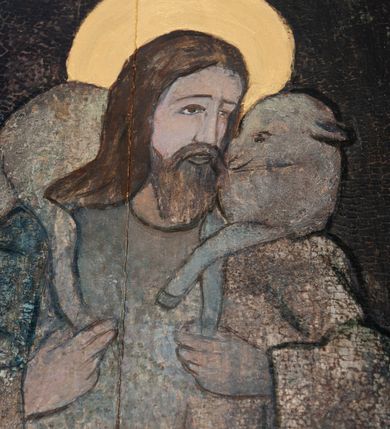 Zdjęcie nr 6: Ambona wisząca, przyścienna, złożona z kosza i schodów z balustradą, zaplecka i baldachimu ze zwieńczeniem. Kosz na planie kwadratu z wypukłą ścianą frontową, ujęty jednym pilastrem przy ścianie bocznej. Na ścianach płyciny o wykroju kwadratu z wklęsłymi narożami, wewnątrz rozety. Kosz zakończony profilowanym gzymsem, od dołu otoczony pasem z dekoracją w formie nacięć. Spięty u dołu szyszką z fryzem zdobionym czterema wolutami oraz pierścieniem z dekoracją w formie łezek. Od wschodu schody jednobiegowe z balustradą zdobioną płycinami z rozetami oraz profilowaną poręczą. Pulpit w kształcie kwadratu zamkniętego łukiem odcinkowym nadwieszonym. Zaplecek w formie stojącego prostokąta, ujęty uszami utworzonymi z ornamentu rocaille’owego połączonego z wicią i rozetami, z umieszczonymi w strukturze płaskorzeźbami postaci w niszach zamkniętych łukiem półokrągłym i wypełnionych muszlą; po lewej Jezus z barankiem, po prawej św. Kazimierz (?). Pośrodku pole obrazowe o wykroju stojącego prostokąta z wklęsłymi narożami, w nim obraz Chrystusa Dobrego Pasterza. Baldachim w formie prostokąta zamkniętego od zewnętrznej strony łukiem odcinkowym nadwieszonym; podniebie malowane na niebiesko, pośrodku pole obrazowe w formie rombu, wypełnione przedstawieniem gołębicy Ducha Świętego. Ponad baldachimem duża gloria promienista, w centrum której wizerunek Oka Opatrzności.