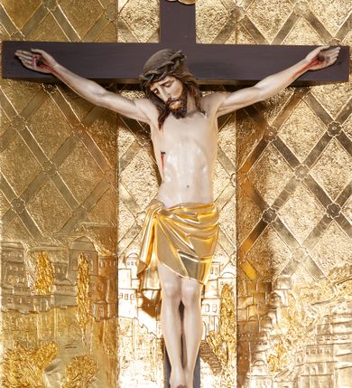 Zdjęcie nr 5: Ołtarz architektoniczny, przyścienny, jednoosiowy, jednokondygnacyjny ze zwieńczeniem. Nastawa umieszczona jest na skrzyniowej mensie z kamiennym blatem. Antepedium ozdabia okrągła płycina z czteroliściem wpisanym w koło, flankowana przez dwie kwadratowe płyciny, których wewnętrzne krawędzie są wklęsłe. Boczne ścianki mensy ozdobione są prostokątną płyciną. Nastawa flankowana ustawionymi na wysuniętych partiach cokołu kolumnami dźwigającymi pełne belkowanie wyłamane na ich osiach i podtrzymujące fragmenty urwanego przyczółka. Cokół jest dekorowany prostokątnymi płycinami, na osiach zewnętrznych dodatkowo wypełnionymi ornamentem małżowinowym i rocaille’owym. W polu centralnym nisza zamknięta od góry łukiem spłaszczonym, w której na tle złoconego tła umieszczono krucyfiks przesłaniany wizerunkiem „Jezu Ufam Tobie”. Poniżej niszy trzy płyciny z symetryczną dekoracją rocaille’ową, powyżej wstęga z napisem „OJCZĘ ODPUS NAM” ujęta liśćmi. Kondygnacja jest z lewej strony ujęta uszakiem skomponowanym z ażurowej wici akantowej. Pole zwieńczenia wypełnia rama w kształcie stojącego owalu z wizerunkiem św. Teresy od Dzieciątka Jezus otoczona ornamentem inspirowanym małżowinowym. Powyżej muszla palmetowa, na urwanych fragmentach przyczółka posadowiono anioły. 
Struktura polichromowana na kremowo ze złoconą i srebrzoną ornamentyką oraz detalami architektonicznymi. 