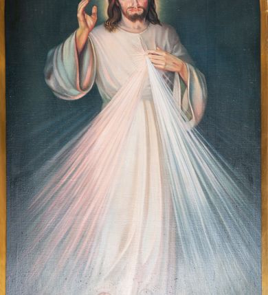 Zdjęcie nr 10: Ołtarz architektoniczny, przyścienny, jednoosiowy, jednokondygnacyjny ze zwieńczeniem. Nastawa umieszczona jest na skrzyniowej mensie z kamiennym blatem. Antepedium ozdabia okrągła płycina z czteroliściem wpisanym w koło, flankowana przez dwie kwadratowe płyciny, których wewnętrzne krawędzie są wklęsłe. Boczne ścianki mensy ozdobione są prostokątną płyciną. Nastawa flankowana ustawionymi na wysuniętych partiach cokołu kolumnami dźwigającymi pełne belkowanie wyłamane na ich osiach i podtrzymujące fragmenty urwanego przyczółka. Cokół jest dekorowany prostokątnymi płycinami, na osiach zewnętrznych dodatkowo wypełnionymi ornamentem małżowinowym i rocaille’owym. W polu centralnym nisza zamknięta od góry łukiem spłaszczonym, w której na tle złoconego tła umieszczono krucyfiks przesłaniany wizerunkiem „Jezu Ufam Tobie”. Poniżej niszy trzy płyciny z symetryczną dekoracją rocaille’ową, powyżej wstęga z napisem „OJCZĘ ODPUS NAM” ujęta liśćmi. Kondygnacja jest z lewej strony ujęta uszakiem skomponowanym z ażurowej wici akantowej. Pole zwieńczenia wypełnia rama w kształcie stojącego owalu z wizerunkiem św. Teresy od Dzieciątka Jezus otoczona ornamentem inspirowanym małżowinowym. Powyżej muszla palmetowa, na urwanych fragmentach przyczółka posadowiono anioły. 
Struktura polichromowana na kremowo ze złoconą i srebrzoną ornamentyką oraz detalami architektonicznymi. 