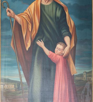 Zdjęcie nr 6: Ołtarz architektoniczny, przyścienny, jednoosiowy, jednokondygnacyjny ze zwieńczeniem. Nastawa umieszczona jest na skrzyniowej mensie z kamiennym blatem. Antepedium ozdabia okrągła płycina z otaczającym monogram IHS czteroliściem wpisanym w koło, flankowana przez dwie kwadratowe płyciny, których wewnętrzne krawędzie są wklęsłe. Boczne ścianki mensy ozdobione są prostokątną płyciną. Nastawa flankowana ustawionymi na wysuniętych partiach cokołu kolumnami dźwigającymi pełne belkowanie wyłamane na ich osiach i podtrzymujące fragmenty urwanego przyczółka. Cokół jest dekorowany prostokątnymi płycinami, na osiach zewnętrznych dodatkowo wypełnionymi ornamentem małżowinowym i rocaille’owym. W polu centralnym nisza zamknięta od góry łukiem spłaszczonym, w której znajduje się wizerunek św. Józefa z małym Jezusem. Poniżej niszy trzy płyciny z symetryczną dekoracją rocaille’ową, powyżej wstęga z napisem „BÓG UWIELBIONY I BŁ[OGOSŁAWIONY]” ujęta liśćmi. Kondygnacja jest z prawej strony ujęta uszakiem skomponowanym z ażurowej wici akantowej. Pole zwieńczenia wypełnia rama w kształcie stojącego owalu z wizerunkiem św. Stanisława Kostki, otoczona ornamentem inspirowanym małżowinowym. Powyżej muszla palmetowa, a na urwanych fragmentach przyczółka posadowiono anioły. 
Struktura polichromowana na kremowo ze złoconą i srebrzoną ornamentyką oraz detalami architektonicznymi.