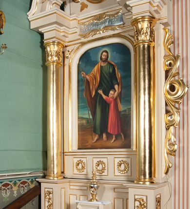 Zdjęcie nr 1: Ołtarz architektoniczny, przyścienny, jednoosiowy, jednokondygnacyjny ze zwieńczeniem. Nastawa umieszczona jest na skrzyniowej mensie z kamiennym blatem. Antepedium ozdabia okrągła płycina z otaczającym monogram IHS czteroliściem wpisanym w koło, flankowana przez dwie kwadratowe płyciny, których wewnętrzne krawędzie są wklęsłe. Boczne ścianki mensy ozdobione są prostokątną płyciną. Nastawa flankowana ustawionymi na wysuniętych partiach cokołu kolumnami dźwigającymi pełne belkowanie wyłamane na ich osiach i podtrzymujące fragmenty urwanego przyczółka. Cokół jest dekorowany prostokątnymi płycinami, na osiach zewnętrznych dodatkowo wypełnionymi ornamentem małżowinowym i rocaille’owym. W polu centralnym nisza zamknięta od góry łukiem spłaszczonym, w której znajduje się wizerunek św. Józefa z małym Jezusem. Poniżej niszy trzy płyciny z symetryczną dekoracją rocaille’ową, powyżej wstęga z napisem „BÓG UWIELBIONY I BŁ[OGOSŁAWIONY]” ujęta liśćmi. Kondygnacja jest z prawej strony ujęta uszakiem skomponowanym z ażurowej wici akantowej. Pole zwieńczenia wypełnia rama w kształcie stojącego owalu z wizerunkiem św. Stanisława Kostki, otoczona ornamentem inspirowanym małżowinowym. Powyżej muszla palmetowa, a na urwanych fragmentach przyczółka posadowiono anioły. 
Struktura polichromowana na kremowo ze złoconą i srebrzoną ornamentyką oraz detalami architektonicznymi.