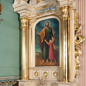 Zdjęcie nr 1: Ołtarz architektoniczny, przyścienny, jednoosiowy, jednokondygnacyjny ze zwieńczeniem. Nastawa umieszczona jest na skrzyniowej mensie z kamiennym blatem. Antepedium ozdabia okrągła płycina z otaczającym monogram IHS czteroliściem wpisanym w koło, flankowana przez dwie kwadratowe płyciny, których wewnętrzne krawędzie są wklęsłe. Boczne ścianki mensy ozdobione są prostokątną płyciną. Nastawa flankowana ustawionymi na wysuniętych partiach cokołu kolumnami dźwigającymi pełne belkowanie wyłamane na ich osiach i podtrzymujące fragmenty urwanego przyczółka. Cokół jest dekorowany prostokątnymi płycinami, na osiach zewnętrznych dodatkowo wypełnionymi ornamentem małżowinowym i rocaille’owym. W polu centralnym nisza zamknięta od góry łukiem spłaszczonym, w której znajduje się wizerunek św. Józefa z małym Jezusem. Poniżej niszy trzy płyciny z symetryczną dekoracją rocaille’ową, powyżej wstęga z napisem „BÓG UWIELBIONY I BŁ[OGOSŁAWIONY]” ujęta liśćmi. Kondygnacja jest z prawej strony ujęta uszakiem skomponowanym z ażurowej wici akantowej. Pole zwieńczenia wypełnia rama w kształcie stojącego owalu z wizerunkiem św. Stanisława Kostki, otoczona ornamentem inspirowanym małżowinowym. Powyżej muszla palmetowa, a na urwanych fragmentach przyczółka posadowiono anioły. 
Struktura polichromowana na kremowo ze złoconą i srebrzoną ornamentyką oraz detalami architektonicznymi.