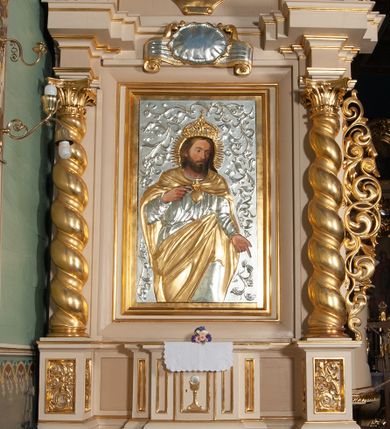 Zdjęcie nr 1: Ołtarz przyścienny, architektoniczny, na cokole. Mensa drewniana. Antepedium w kształcie leżącego prostokąta, ujęte profilami, z okrągłą plakietą z monogramem IHS po środku. Na mensie tabernakulum na rzucie prostokąta z uskokiem, dekorowane płycinami w kształcie stojących prostokątów, z drzwiczkami ozdabianymi aplikowanym kielichem z hostią. Nastawa jednoosiowa, jednokondygnacyjna ze zwieńczeniem. Oś środkowa flankowana parą kręconych kolumn o kapitelach kompozytowych ustawionych przed licem, na tle pilastrów. Podpory dźwigają pełne, wyłamane belkowanie oraz odpowiadający ich ułożeniu przerwany przyczółek. Zwieńczenie ujęte w spływy, zamknięte łukiem kotarowym dwudzielnym. Cokoły kolumn dekorowane plakietami z ornamentem roślinnym. W polu środkowym obraz we wnęce z przedstawieniem Najświętszego Serca Jezusa w profilowanej ramie, w formie stojącego prostokąta, powyżej puste pole kartusza. Pierwsza kondygnacja ujęta z prawej strony uszakiem utworzonym z wici roślinnej. Na przerwanym przyczółku spoczywa para aniołów. W zwieńczeniu profilowana owalna rama z obrazem św. Józefa powyżej kartusza i wśród kłosów zbóż, spływy ujmujące zwieńczenie dekorują liście. 
Struktura polichromowana na kremowo ze złoconą i srebrzoną ornamentyką oraz detalami architektonicznymi.