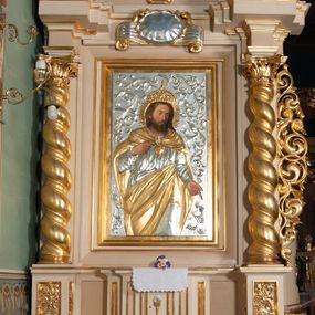 Zdjęcie nr 1: Ołtarz przyścienny, architektoniczny, na cokole. Mensa drewniana. Antepedium w kształcie leżącego prostokąta, ujęte profilami, z okrągłą plakietą z monogramem IHS po środku. Na mensie tabernakulum na rzucie prostokąta z uskokiem, dekorowane płycinami w kształcie stojących prostokątów, z drzwiczkami ozdabianymi aplikowanym kielichem z hostią. Nastawa jednoosiowa, jednokondygnacyjna ze zwieńczeniem. Oś środkowa flankowana parą kręconych kolumn o kapitelach kompozytowych ustawionych przed licem, na tle pilastrów. Podpory dźwigają pełne, wyłamane belkowanie oraz odpowiadający ich ułożeniu przerwany przyczółek. Zwieńczenie ujęte w spływy, zamknięte łukiem kotarowym dwudzielnym. Cokoły kolumn dekorowane plakietami z ornamentem roślinnym. W polu środkowym obraz we wnęce z przedstawieniem Najświętszego Serca Jezusa w profilowanej ramie, w formie stojącego prostokąta, powyżej puste pole kartusza. Pierwsza kondygnacja ujęta z prawej strony uszakiem utworzonym z wici roślinnej. Na przerwanym przyczółku spoczywa para aniołów. W zwieńczeniu profilowana owalna rama z obrazem św. Józefa powyżej kartusza i wśród kłosów zbóż, spływy ujmujące zwieńczenie dekorują liście. 
Struktura polichromowana na kremowo ze złoconą i srebrzoną ornamentyką oraz detalami architektonicznymi.