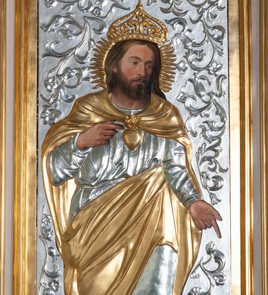 Zdjęcie nr 4: Ołtarz przyścienny, architektoniczny, na cokole. Mensa drewniana. Antepedium w kształcie leżącego prostokąta, ujęte profilami, z okrągłą plakietą z monogramem IHS po środku. Na mensie tabernakulum na rzucie prostokąta z uskokiem, dekorowane płycinami w kształcie stojących prostokątów, z drzwiczkami ozdabianymi aplikowanym kielichem z hostią. Nastawa jednoosiowa, jednokondygnacyjna ze zwieńczeniem. Oś środkowa flankowana parą kręconych kolumn o kapitelach kompozytowych ustawionych przed licem, na tle pilastrów. Podpory dźwigają pełne, wyłamane belkowanie oraz odpowiadający ich ułożeniu przerwany przyczółek. Zwieńczenie ujęte w spływy, zamknięte łukiem kotarowym dwudzielnym. Cokoły kolumn dekorowane plakietami z ornamentem roślinnym. W polu środkowym obraz we wnęce z przedstawieniem Najświętszego Serca Jezusa w profilowanej ramie, w formie stojącego prostokąta, powyżej puste pole kartusza. Pierwsza kondygnacja ujęta z prawej strony uszakiem utworzonym z wici roślinnej. Na przerwanym przyczółku spoczywa para aniołów. W zwieńczeniu profilowana owalna rama z obrazem św. Józefa powyżej kartusza i wśród kłosów zbóż, spływy ujmujące zwieńczenie dekorują liście. 
Struktura polichromowana na kremowo ze złoconą i srebrzoną ornamentyką oraz detalami architektonicznymi.