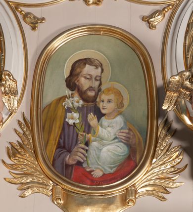 Zdjęcie nr 7: Ołtarz przyścienny, architektoniczny, na cokole. Mensa drewniana. Antepedium w kształcie leżącego prostokąta, ujęte profilami, z okrągłą plakietą z monogramem IHS po środku. Na mensie tabernakulum na rzucie prostokąta z uskokiem, dekorowane płycinami w kształcie stojących prostokątów, z drzwiczkami ozdabianymi aplikowanym kielichem z hostią. Nastawa jednoosiowa, jednokondygnacyjna ze zwieńczeniem. Oś środkowa flankowana parą kręconych kolumn o kapitelach kompozytowych ustawionych przed licem, na tle pilastrów. Podpory dźwigają pełne, wyłamane belkowanie oraz odpowiadający ich ułożeniu przerwany przyczółek. Zwieńczenie ujęte w spływy, zamknięte łukiem kotarowym dwudzielnym. Cokoły kolumn dekorowane plakietami z ornamentem roślinnym. W polu środkowym obraz we wnęce z przedstawieniem Najświętszego Serca Jezusa w profilowanej ramie, w formie stojącego prostokąta, powyżej puste pole kartusza. Pierwsza kondygnacja ujęta z prawej strony uszakiem utworzonym z wici roślinnej. Na przerwanym przyczółku spoczywa para aniołów. W zwieńczeniu profilowana owalna rama z obrazem św. Józefa powyżej kartusza i wśród kłosów zbóż, spływy ujmujące zwieńczenie dekorują liście. 
Struktura polichromowana na kremowo ze złoconą i srebrzoną ornamentyką oraz detalami architektonicznymi.