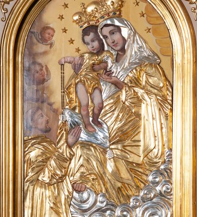 Zdjęcie nr 15: Ołtarz przyścienny, architektoniczny, na cokole. Mensa drewniana. Antepedium w kształcie leżącego prostokąta, wypełnione płyciną, z monogramem maryjnym pośrodku. Na mensie tabernakulum w na rzucie trapezu, z drzwiczkami w kształcie stojącego prostokąta zamkniętego półkoliście dekorowanymi aplikowanym kielichem z hostią. Nastawa ołtarzowa jednoosiowa, jednokondygnacyjna ze zwieńczeniem. Oś środkowa flankowana parą kręconych kolumn o kapitelach kompozytowych ustawionych przed licem, na tle pilastrów. Podpory dźwigają pełne, wyłamane belkowanie oraz odpowiadający ich ułożeniu przerwany przyczółek. Zwieńczenie ujęte w spływy, zamknięte łukiem kotarowym dwudzielnym spiętym muszlą palmetową. Cokoły kolumn dekorowane plakietami z ornamentem roślinnym. W polu środkowym obraz we wnęce z przedstawieniem Matki Boskiej Różańcowej w profilowanej ramie, w formie stojącego prostokąta zamkniętego półkoliście, powyżej puste pole kartusza. Pierwsza kondygnacja ujęta z lewej strony uszakiem utworzonym z wici roślinnej. Na przerwanym przyczółku spoczywa para aniołków. W zwieńczeniu profilowana owalna rama z obrazem św. Andrzeja Boboli otoczona od dołu kłosami zbóż. 
Struktura polichromowana na kremowo ze złoconą i srebrzoną ornamentyką oraz detalami architektonicznymi.
