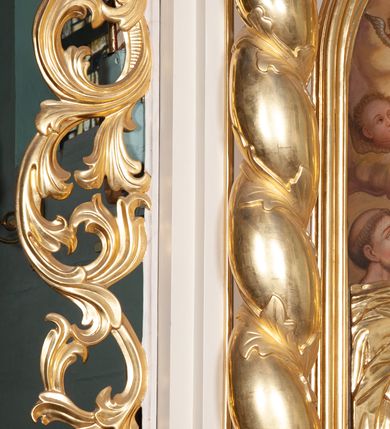 Zdjęcie nr 11: Ołtarz przyścienny, architektoniczny, na cokole. Mensa drewniana. Antepedium w kształcie leżącego prostokąta, wypełnione płyciną, z monogramem maryjnym pośrodku. Na mensie tabernakulum w na rzucie trapezu, z drzwiczkami w kształcie stojącego prostokąta zamkniętego półkoliście dekorowanymi aplikowanym kielichem z hostią. Nastawa ołtarzowa jednoosiowa, jednokondygnacyjna ze zwieńczeniem. Oś środkowa flankowana parą kręconych kolumn o kapitelach kompozytowych ustawionych przed licem, na tle pilastrów. Podpory dźwigają pełne, wyłamane belkowanie oraz odpowiadający ich ułożeniu przerwany przyczółek. Zwieńczenie ujęte w spływy, zamknięte łukiem kotarowym dwudzielnym spiętym muszlą palmetową. Cokoły kolumn dekorowane plakietami z ornamentem roślinnym. W polu środkowym obraz we wnęce z przedstawieniem Matki Boskiej Różańcowej w profilowanej ramie, w formie stojącego prostokąta zamkniętego półkoliście, powyżej puste pole kartusza. Pierwsza kondygnacja ujęta z lewej strony uszakiem utworzonym z wici roślinnej. Na przerwanym przyczółku spoczywa para aniołków. W zwieńczeniu profilowana owalna rama z obrazem św. Andrzeja Boboli otoczona od dołu kłosami zbóż. 
Struktura polichromowana na kremowo ze złoconą i srebrzoną ornamentyką oraz detalami architektonicznymi.
