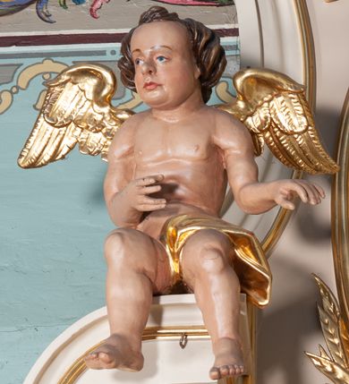 Zdjęcie nr 8: Ołtarz przyścienny, architektoniczny, na cokole. Mensa drewniana. Antepedium w kształcie leżącego prostokąta, wypełnione płyciną, z monogramem maryjnym pośrodku. Na mensie tabernakulum w na rzucie trapezu, z drzwiczkami w kształcie stojącego prostokąta zamkniętego półkoliście dekorowanymi aplikowanym kielichem z hostią. Nastawa ołtarzowa jednoosiowa, jednokondygnacyjna ze zwieńczeniem. Oś środkowa flankowana parą kręconych kolumn o kapitelach kompozytowych ustawionych przed licem, na tle pilastrów. Podpory dźwigają pełne, wyłamane belkowanie oraz odpowiadający ich ułożeniu przerwany przyczółek. Zwieńczenie ujęte w spływy, zamknięte łukiem kotarowym dwudzielnym spiętym muszlą palmetową. Cokoły kolumn dekorowane plakietami z ornamentem roślinnym. W polu środkowym obraz we wnęce z przedstawieniem Matki Boskiej Różańcowej w profilowanej ramie, w formie stojącego prostokąta zamkniętego półkoliście, powyżej puste pole kartusza. Pierwsza kondygnacja ujęta z lewej strony uszakiem utworzonym z wici roślinnej. Na przerwanym przyczółku spoczywa para aniołków. W zwieńczeniu profilowana owalna rama z obrazem św. Andrzeja Boboli otoczona od dołu kłosami zbóż. 
Struktura polichromowana na kremowo ze złoconą i srebrzoną ornamentyką oraz detalami architektonicznymi.
