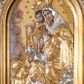 Zdjęcie nr 1: Obraz w kształcie stojącego prostokąta zamkniętego od góry łukiem półokrągłym z przedstawieniem Matki Boskiej Różańcowej. Większość kompozycji zajmuje Matka Boska tronująca na srebrnych chmurach, podtrzymująca obiema rękami Dzieciątko Jezus. Maria ma owalną twarz o łagodnym wyrazie, niebieskie oczy, wąski nos oraz niewielkie, czerwone usta, a na policzkach delikatne rumieńce. Ona, oraz pozostałe postacie sceny mają aplikowane sukienki. Maria jest ubrana w złotą suknię i srebrny welon, szaty marszczą się drobnymi, równoległymi fałdami, które układają się w różnych kierunkach. Dzieciątko stoi na srebrnej poduszce leżącej na kolanach Matki, obie ręce wyciąga w stronę klęczącego poniżej św. Dominika, prawą podaje mu aplikowany różaniec. Jezus ma owalną twarz z zaokrąglonymi policzkami, mały nos i różowe usta. Głowę okalają mu krótkie, kręcone, brązowe włosy. Jest ubrany w krótką, złotą sukienkę. Obie postacie mają na głowach korony zamknięte, wokół nich umieszczono 12 gwiazdek. Z lewej strony kompozycji u dołu klęczy św. Dominik. Prawą rękę wyciąga w stronę różańca, głowę unosi do góry, patrzy na scenę przed sobą. Ma długi, prosty nos, krótką brodę oraz wąsy, na głowie wyciętą tonsurę. Jest ubrany w habit, który również marszczy się drobnymi fałdami. Ponad nim, przy brzegu kompozycji są dwie uskrzydlone główki anielskie. Tło stanowią żółte obłoki. Obraz otacza złota, profilowana rama.