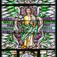 Zdjęcie nr 1: Witraż w formie stojącego prostokąta zwieńczonego łukiem odcinkowym nadwieszonym, z wizerunkiem św. Józefa z Dzieciątkiem. Święty został ukazany frontalnie, całopostaciowo, ujęty stylizowanymi wstęgami i biało-zielonymi polami romboidalnymi. W prawej ręce trzyma kwiat lilii, na lewym ramieniu niesie Dzieciątko Jezus. Jest ubrany w żółtą tunikę oraz zielony płaszcz przerzucony przez obie ręce, a Dzieciątko w białą sukienkę. Wizerunek ujęty inskrypcją „UMIŁO/WAŁ GO / PAN / I PRZYOZDOBIŁ GO / SZATĄ / CHWAŁY / PRZYODZIAŁ GO SYRACH XIV 9.” U stóp świętego inskrypcja „ŚWIĘTEMU / JÓZEFOWI / WITRAŻ TEN OFIAROWAŁA / GROMADA KRZĘCIN / 1952” i niżej „PROJEKT(OWAŁ) / WŁ[ADYSŁAW] JASTRZĘBSKI / WYKONAŁ ZAKŁAD WITRAŻ. / SG ŻELEŃSKI / KRAKÓW. Witraż utrzymany w chłodnej kolorystyce, z przewagą zieleni, fioletu i szarości. 