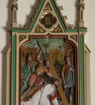 Zdjęcie nr 4: Czternaście płaskorzeźbionych, polichromowanych stacji drogi krzyżowej ukazanych na tle malowanego pejzażu. Przedstawienia ujęte w neogotyckie, architektoniczne ramy zamknięte wimpergą z żabkami, zwieńczoną  kwiatonem z krzyżem, pośrodku wimpergi czterolistna płycina z numerem stacji. Wnęka na płaskorzeźbę zamknięta łukiem dwuramiennym. Partia cokołowa ujęta od dołu podwieszeniem z rozetką. Polichromia ram w odcieniu kremowym, zielonym i ciemnoczerwonym z pozłacanym detalem. Sceny wielofigurowe z Chrystusem w centrum. Chrystus na większości przedstawień jest ubrany w długą, białą tunikę z pozłacaną lamówką i czerwony płaszcz z błękitną podszewką. Twarz owalna okolona ciemnymi włosami i ciemnym zarostem. W tle pejzaż z elementami architektury. Na stacji pierwszej, w prawym dolnym rogu napis „Ferd(inand) Stuflesser / Bildabauer / S(ank)t Ulrich Gröden Tirol / 1903”.