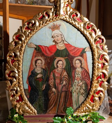 Zdjęcie nr 1: Feretron dwustronny z obrazami św. Zofii z córkami oraz św. Jana Nepomucena ustawiony na prostopadłościennym cokole, zaopatrzonym w otwory na drążki do noszenia. Obrazy w formie owalu zamkniętego łukiem ostrym i ścięte od dołu, ujęte ramą bogato dekorowaną liśćmi akantu. Zwieńczenie w formie bujnego kwiatonu. Na obrazie ze św. Janem Nepomucenem święty ukazany w centrum kompozycji, w postawie stojącej, zwrócony w trzech czwartych w swoją lewą stronę, w delikatnym kontrapoście, z prawą nogą ugiętą w kolanie, z krucyfiksem w dłoniach. Twarz pociągła, o wyraźnych rysach nosa i brwi, na wpół przymkniętych oczach, okolona delikatnym zarostem. Włosy ciemne i krótkie, wokół głowy nimb promienisty. Święty ubrany jest w czarną sutannę, białą komżę oraz czarny mucet z czerwoną lamówką. Stoi przed pulpitem z otwartą księgą i kałamarzem z piórem; u spodu ozdobny kartusz z przedstawieniem trzech otwartych koron. U góry, po lewej stronie obrazu fragment kotary. Tło jednolite, ciemnobrązowe. Kolorystyka ciemna, brunatna, laserunki. Na obrazie ze św. Zofią święta ukazana w centrum kompozycji, w postawie stojącej, frontalnie, z szeroko rozłożonymi rękami przed którą stoją trzy córki, sięgające jej wysokością do pasa. Twarz św. Zofii owalna, z długim i prostym nosem, oczy duże, małe usta. Święta ubrana w zieloną suknię przepasaną w talii, czerwony płaszcz przerzucony przez ramiona, szeroko rozpostarty z dekoracyjną lamówką oraz biały welon opadający na plecy; na głowie kameryzowana korona otwarta; wokół nimb. Poniżej trzy stojące córki nieproporcjonalnie mniejsze: Wiara, Nadzieja i Miłość. Twarze bez cech indywidualnych, owalne, o wyraźnie zarysowanej linii brwi i nosa; włosy długie, brązowe, opadają na plecy. Po lewej stronie obrazu Miłość, ubrana w zieloną suknię, przepasaną w talii czerwoną wstążką oraz niebieski płaszcz przerzucony przez ramiona; w lewej ręce trzyma palmę męczeńską, prawą ma złożoną na piersi. W środku Nadzieja, ubrana w jasnoróżową suknię przepasaną w talii żółtą wstążką oraz  jasnoróżowy płaszcz, przerzucony diagonalnie przez lewe ramię; w prawej ręce palma męczeńska, w lewej zwrócony ostrzem w dół miecz. Po prawej stronie Wiara, ubrana w białą suknię o kwiecistym wzorze, przepasana w talii różową wstążką oraz przerzucony przez ramiona czerwony płaszcz; w lewej ręce trzyma palmę męczeńską, w prawej ruszt. Postacie ukazane na jednolitym, błękitno-żółtym tle.