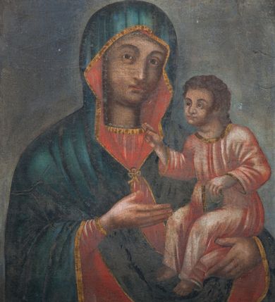 Zdjęcie nr 1: Obraz w kształcie stojącego prostokąta z przedstawieniem Matki Boskiej z Dzieciątkiem. W centrum kompozycji ukazana Maria w półpostaci, delikatnie zwrócona w lewo, trzymająca na lewym ramieniu Dzieciątko Jezus, prawą dłonią na niego wskazująca. Twarz o delikatnych rysach, z długim nosem, małymi ustami i zaokrąglonymi łukami brwiowymi. Maria ubrana jest w czerwoną suknię z długimi rękawami oraz ciemnozielony płaszcz ze złotą lamówką, założony na głowę i otulający całą postać, z prawą połą przewieszoną przez lewą rękę, spięty pod szyją złotą kokardką. Dzieciątko ukazane w pozycji siedzącej, zwrócone trzy czwarte w prawo, w lewej rączce trzyma księgę, a prawą błogosławi. Twarz okrągła o dużymi nosie, okolona bujnymi, ciemnobrązowymi, kędzierzawymi włosami. Dzieciątko ubrane jest w długą, jasnoróżową sukienkę ze złotymi lamówkami. Karnacje postaci ciemne. Tło jednolite, szare. Rama drewniana, wypukła i złocona. 