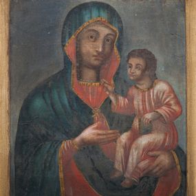 Zdjęcie nr 1: Obraz w kształcie stojącego prostokąta z przedstawieniem Matki Boskiej z Dzieciątkiem. W centrum kompozycji ukazana Maria w półpostaci, delikatnie zwrócona w lewo, trzymająca na lewym ramieniu Dzieciątko Jezus, prawą dłonią na niego wskazująca. Twarz o delikatnych rysach, z długim nosem, małymi ustami i zaokrąglonymi łukami brwiowymi. Maria ubrana jest w czerwoną suknię z długimi rękawami oraz ciemnozielony płaszcz ze złotą lamówką, założony na głowę i otulający całą postać, z prawą połą przewieszoną przez lewą rękę, spięty pod szyją złotą kokardką. Dzieciątko ukazane w pozycji siedzącej, zwrócone trzy czwarte w prawo, w lewej rączce trzyma księgę, a prawą błogosławi. Twarz okrągła o dużymi nosie, okolona bujnymi, ciemnobrązowymi, kędzierzawymi włosami. Dzieciątko ubrane jest w długą, jasnoróżową sukienkę ze złotymi lamówkami. Karnacje postaci ciemne. Tło jednolite, szare. Rama drewniana, wypukła i złocona. 