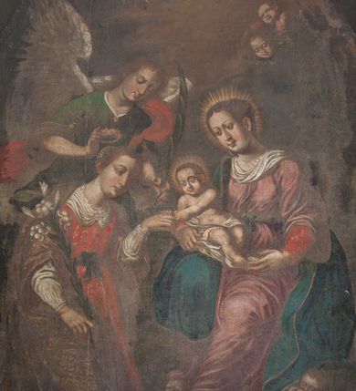 Zdjęcie nr 3: Obraz w kształcie stojącego umieszczony w prostokątnej, złoconej i profilowanej ramie. W centrum kompozycji zaślubiny św. Katarzyny Aleksandryjskiej. Po prawej stronie obrazu Matka Boska ukazana w pozycji siedzącej na obłokach z Dzieciątkiem Jezus na rękach, po lewej św. Katarzyna Aleksandryjska, a nad nią anioł trzymający wianek nad jej głową. Matka Boska zwrócona jest trzy czwarte w prawo, z Dzieciątkiem na prawym ręku. Ma owalną twarz z długim i wąskim nosem, drobnymi ustami i silnie zarumienionymi policzkami; włosy ciemnobrązowe są upięte do tyłu, a głowę okala promienisty nimb. Matka Boska ubrana jest w czerwoną szatę spodnią z długimi rękawami, różową suknię wierzchnią, przewiązaną w talii paskiem z rękawami podwiniętymi do łokci oraz zielony, obszerny płaszcz ze złotą lamówką, a u szyi z białą chustą. Dzieciątko ukazane jest w pozycji półleżącej, zwrócone trzy czwarte w prawo, lewą rączką podaje św. Katarzynie pierścień, w biodrach przewiązane jest białym perizonium, wokół głowy ma promienisty nimb. Twarz o rysach dziecięcych, z pulchnymi policzkami i krótkimi, kędzierzawymi włosami. Święta Katarzyna zwrócona jest trzy czwarte w lewo, z lewą ręką skierowaną do Dzieciątka, w prawej trzyma gałązkę białej lilii. Ma pełną twarz, z wyraźnie zaznaczonym podbródkiem, długim i prostym nosem; włosami upiętymi do tyłu w kok i ozdobionymi klejnotami, wokół głowy złoty i okrągły nimb. Święta ubrana jest w bogate szaty: białą koszulę z długimi rękawami, schowaną pod czerwoną suknią, zdobioną złoconymi ornamentami, przewiązaną w talii wstążką zawiązaną na kokardę, z białym kołnierzem u szyi, spiętym złotą broszką oraz sznur pereł. Na ramiona ma założony obszerny, brązowy płaszcz ze złoconymi ornamentami. U jej stóp leży złota korona królewska w typie otwartym.W lewej, dolnej części obrazu z powodu zniszczenia obrazu jest również słabo widoczne koło. Powyżej stoi anioł z palmą męczeństwa w lewej dłoni oraz wiankiem z róż nad głową świętej w prawej. Ma owalną twarz, z delikatnie przymkniętymi oczami oraz długim i wąskim nosem, okoloną kędzierzawymi, średniej długości, brązowymi włosami. Ubrany jest w zieloną tunikę oraz czerwony płaszcz upięty u lewego ramienia i zwiewnie spływający za plecy. Całość kompozycji dopełniają uskrzydlone główki aniołków znajdujące się po obu stronach górnej części obrazu oraz na obłokach podtrzymujących Matkę Boską. Kolorystyka pociemniała, ciepła, karnacje postaci jasne, modelowane różem.