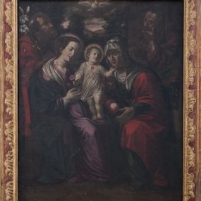 Zdjęcie nr 1: Obraz w kształcie stojącego prostokąta w profilowanej, złoconej ramie, dekorowanej ornamentem rocaille&#039;owym. Na obrazie zostały ukazane w pozycji siedzącej: po prawej św. Anna na zielonym tronie, a po lewej Matka Boska na tronie czerwonym, obie zwrócone ku sobie. Pośrodku kompozycji znajduje się Dzieciątko Jezus stojące na kolanach matki. Z tyłu, po bokach obrazu, ukazani w postawie stojącej: po lewej św. Józef, a po prawej św. Joachim. Święta Anna delikatnie pochylona w stronę Dzieciątka, lewą ręką przytrzymuje leżącą na kolanach misę z owocami, prawą ujmuje Dzieciątko. Twarz szczupła o starczych rysach, podkreślonych cieniami oczach i długim nosie; dłonie masywne. Ubrana w zieloną suknię przepasaną w talii oraz czerwony płaszcz zarzucony na plecy i kolana; na głowie ma biały welon, a nad nią okrągły nimb z gwiazdą w polu. Po lewej stronie Maria również delikatnie pochylona w stronę Dzieciątka, obiema rękami je podtrzymuje. Twarz pełna, o wyraźnych rysach, dużych oczach, długim nosie, drobnych ustach, z zaznaczonym wyraźnie podbródkiem; włosy brązowe, upięte z tyłu głowy, wokół której świetlisty nimb. Ubrana w fioletową suknię oraz przerzucony przez ramiona i spływający na plecy niebieski płaszcz ze złoconą lamówką oraz biały welon założony na ramiona. Dzieciątko ukazane frontalnie, z lewą nóżką delikatnie uniesioną, lewą ręką ujmuje podbródek św. Anny, prawą wręcza Marii różę, głowę zwraca w lewo. Twarz okrągła, o delikatnych rysach, włosy krótkie i kędzierzawe, wokół głowy promienisty nimb. Ubrane jest w białą i krótką sukienkę z czerwoną kokardką u szyi. Święty Józef zwrócony w lewo, pochylony do przodu, z głową uniesioną do góry, w dłoniach trzyma lilię. Twarz podłużna, z długim i wąskim nosem, okolona krótką brodą; włosy krótkie, brązowe, z zakolami. Ubrany jest w czerwone szaty. Święty Joachim zwrócony jest delikatnie w prawo, z lewą ręką podtrzymującą głowę w geście zadumy. Twarz  o rysach podobnych do św. Józefa. Ubrany jest w brunatne szaty. W górnej części kompozycji znajduje się gołębica Ducha Świętego z rozpostartymi szeroko skrzydłami. W tle krajobraz z drzewami, górami i pochmurnym niebem. Kolorystyka ciemnobrunatna o intensywnych kolorach szat.