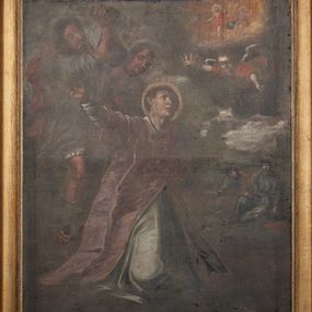 Zdjęcie nr 1: Obraz w kształcie stojącego prostokąta. W centrum kompozycji przedstawiono męczeńską śmierć św. Szczepana. Święty został ukazany w pozycji klęczącej, zwrócony trzy czwarte w lewo z szeroko rozłożonymi na boki rękami i głową uniesioną ku górze. W lewym górnym rogu obrazu znajdują się dwaj mężczyźni rzucający w męczennika kamienie. Po prawej stronie obrazu dwaj pomniejszeni, przyglądający się scenie mężczyźni ukazani w pozycji siedzącej. Powyżej aniołek z koroną w dłoni, a nad nim miniaturowa Trójca Święta. Święty Szczepan ubrany jest w białą albę z długimi rękawami i czerwoną dalmatykę, wokół głowy ma złoty, kolisty nimb. W prawym dolnym narożu sygnatura „1663”. 

