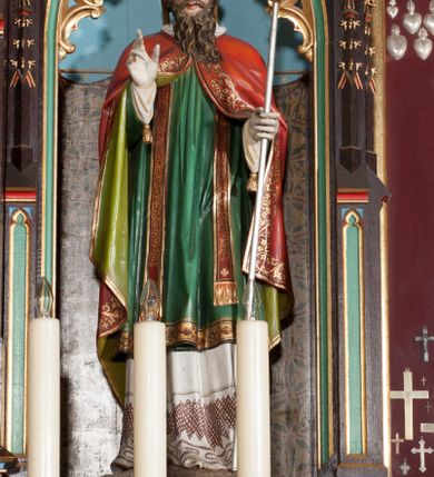 Zdjęcie nr 7: Nastawa ołtarzowa architektoniczna, jednokondygnacyjna, trójosiowa z marmurowym portatylem. Mensa drewniana, prostopadłościenna, na niewielkim cokole. Antepedium płaskorzeźbione, polichromowane, artykułowane dwiema złoconymi kolumienkami. W centrum kwadratowa płycina, w polu której czwórliść ze złoconym krzyżem. Po bokach dwie płaskorzeźbione, kwadratowe płyciny, przedzielone na pół, w każdej maswerk z bogatą dekoracją floralną. Całość zwieńczona wydatnym profilowanym gzymsem. Tabernakulum w formie prostopadłościennej skrzynki, ustawionej na niskim cokole, flankowane dwoma filarami ustawionymi ukośnie i zakończonymi pinaklami. Zwieńczenie tabernakulum w formie prostopadłościennego przyczółka, na którym ustawiony jest krucyfiks. Drzwiczki tabernakulum w kształcie ostrołukowej arkady, w polu której płaskorzeźbiony krucyfiks na tle wici roślinnej utworzonej z kłosów zbóż i winnej latorośli. Retabulum umieszczone na cokole. Predella trójosiowa, zdobiona rzędem pseudomaswerków. Osie kondygnacji flankowane pilastrami z pinaklami zakończonymi kwiatonami. W środkowej osi ostrołukowa nisza zwieńczona wimpergą mieszcząca rzeźbę Najświętszego Serca Pana Jezusa. W osiach bocznych, w analogicznych niszach zwieńczonych wimpergami rzeźby: po lewej św. Wojciecha, po prawej św. Stanisława. Zwieńczenie w formie trzech wieżyczek z pinaklami, kwiatonami i żabkami, część środkowa, najwyższa. Struktura malowana na ciemny brąz, wypełnienia płycin zielone, czerwone i błękitne. Partie ornamentu oraz detale architektoniczne złocone. Ornamentyka neogotycka wypełnia każdą wolną przestrzeń ołtarza: trójliście, maswerki, czołganki etc.

