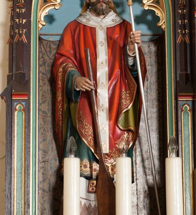 Zdjęcie nr 6: Nastawa ołtarzowa architektoniczna, jednokondygnacyjna, trójosiowa z marmurowym portatylem. Mensa drewniana, prostopadłościenna, na niewielkim cokole. Antepedium płaskorzeźbione, polichromowane, artykułowane dwiema złoconymi kolumienkami. W centrum kwadratowa płycina, w polu której czwórliść ze złoconym krzyżem. Po bokach dwie płaskorzeźbione, kwadratowe płyciny, przedzielone na pół, w każdej maswerk z bogatą dekoracją floralną. Całość zwieńczona wydatnym profilowanym gzymsem. Tabernakulum w formie prostopadłościennej skrzynki, ustawionej na niskim cokole, flankowane dwoma filarami ustawionymi ukośnie i zakończonymi pinaklami. Zwieńczenie tabernakulum w formie prostopadłościennego przyczółka, na którym ustawiony jest krucyfiks. Drzwiczki tabernakulum w kształcie ostrołukowej arkady, w polu której płaskorzeźbiony krucyfiks na tle wici roślinnej utworzonej z kłosów zbóż i winnej latorośli. Retabulum umieszczone na cokole. Predella trójosiowa, zdobiona rzędem pseudomaswerków. Osie kondygnacji flankowane pilastrami z pinaklami zakończonymi kwiatonami. W środkowej osi ostrołukowa nisza zwieńczona wimpergą mieszcząca rzeźbę Najświętszego Serca Pana Jezusa. W osiach bocznych, w analogicznych niszach zwieńczonych wimpergami rzeźby: po lewej św. Wojciecha, po prawej św. Stanisława. Zwieńczenie w formie trzech wieżyczek z pinaklami, kwiatonami i żabkami, część środkowa, najwyższa. Struktura malowana na ciemny brąz, wypełnienia płycin zielone, czerwone i błękitne. Partie ornamentu oraz detale architektoniczne złocone. Ornamentyka neogotycka wypełnia każdą wolną przestrzeń ołtarza: trójliście, maswerki, czołganki etc.

