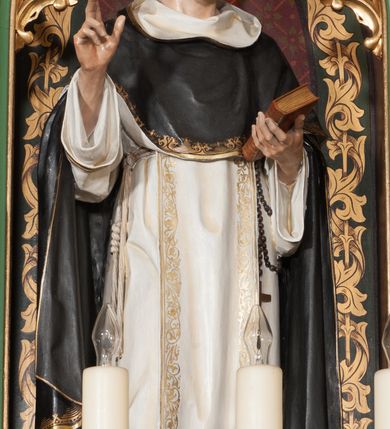 Zdjęcie nr 5: Nastawa ołtarzowa architektoniczna, jednokondygnacyjna, trójosiowa z marmurowym portatylem. Mensa drewniana, prostopadłościenna, na niewielkim cokole. Antepedium płaskorzeźbione, polichromowane, artykułowane dwiema złoconymi kolumienkami. W centrum kwadratowa płycina, w polu której czwórliść ze złoconym krzyżem. Po bokach dwie płaskorzeźbione, kwadratowe płyciny, przedzielone na pół, w każdej maswerk z bogatą dekoracją floralną. Całość zwieńczona wydatnym profilowanym gzymsem. Tabernakulum w formie prostopadłościennej skrzynki, ustawionej na niskim cokole, flankowane dwiema parami kolumn wspierających niepełne belkowanie z prostopadłościennym przyczółkiem, na którym ustawiony jest krucyfiks. Drzwiczki tabernakulum w kształcie ostrołukowej arkady, w polu której płaskorzeźbione przedstawienie Ecce Homo zredukowane do półpostaci Chrystusa w purpurowym płaszczu i koronie cierniowej; w przyłuczach drzwiczek kłosy zbóż i winna latorośl. W zwieńczeniu, na przyczółku monogram IHS, na osi kolumn dwa pinakle. Retabulum umieszczone na cokole. Predella trójosiowa, zdobiona rzędem pseudomaswerków. Osie kondygnacji flankowane pilastrami z pinaklami zwieńczonymi kwiatonami. W środkowej osi ostrołukowa nisza zwieńczona wimpergą mieszcząca rzeźbę Matki Boskiej z Dzieciątkiem. W osiach bocznych, w analogicznych niszach zwieńczonych wimpergami rzeźby: po lewej św. Dominika, po prawej św. Jacka. Zwieńczenie w formie trzech wieżyczek z pinaklami, zdobionymi kwiatonami i żabkami, część środkowa, najwyższa. Struktura malowana na ciemny brąz, wypełnienia płycin zielone, czerwone i błękitne. Partie ornamentu oraz detale architektoniczne złocone. Ornamentyka neogotycka wypełnia każdą wolną przestrzeń ołtarza: trójliście, maswerki, czołganki etc.
