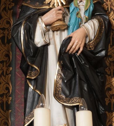 Zdjęcie nr 6: Nastawa ołtarzowa architektoniczna, jednokondygnacyjna, trójosiowa z marmurowym portatylem. Mensa drewniana, prostopadłościenna, na niewielkim cokole. Antepedium płaskorzeźbione, polichromowane, artykułowane dwiema złoconymi kolumienkami. W centrum kwadratowa płycina, w polu której czwórliść ze złoconym krzyżem. Po bokach dwie płaskorzeźbione, kwadratowe płyciny, przedzielone na pół, w każdej maswerk z bogatą dekoracją floralną. Całość zwieńczona wydatnym profilowanym gzymsem. Tabernakulum w formie prostopadłościennej skrzynki, ustawionej na niskim cokole, flankowane dwiema parami kolumn wspierających niepełne belkowanie z prostopadłościennym przyczółkiem, na którym ustawiony jest krucyfiks. Drzwiczki tabernakulum w kształcie ostrołukowej arkady, w polu której płaskorzeźbione przedstawienie Ecce Homo zredukowane do półpostaci Chrystusa w purpurowym płaszczu i koronie cierniowej; w przyłuczach drzwiczek kłosy zbóż i winna latorośl. W zwieńczeniu, na przyczółku monogram IHS, na osi kolumn dwa pinakle. Retabulum umieszczone na cokole. Predella trójosiowa, zdobiona rzędem pseudomaswerków. Osie kondygnacji flankowane pilastrami z pinaklami zwieńczonymi kwiatonami. W środkowej osi ostrołukowa nisza zwieńczona wimpergą mieszcząca rzeźbę Matki Boskiej z Dzieciątkiem. W osiach bocznych, w analogicznych niszach zwieńczonych wimpergami rzeźby: po lewej św. Dominika, po prawej św. Jacka. Zwieńczenie w formie trzech wieżyczek z pinaklami, zdobionymi kwiatonami i żabkami, część środkowa, najwyższa. Struktura malowana na ciemny brąz, wypełnienia płycin zielone, czerwone i błękitne. Partie ornamentu oraz detale architektoniczne złocone. Ornamentyka neogotycka wypełnia każdą wolną przestrzeń ołtarza: trójliście, maswerki, czołganki etc.
