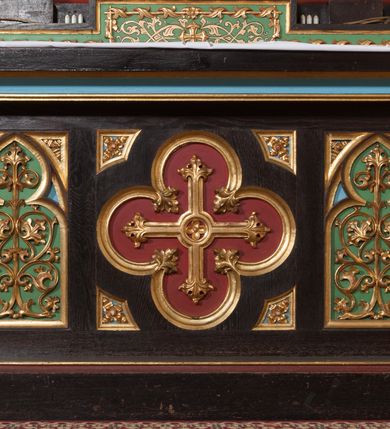 Zdjęcie nr 7: Nastawa ołtarzowa architektoniczna, jednokondygnacyjna, trójosiowa z marmurowym portatylem. Mensa drewniana, prostopadłościenna, na niewielkim cokole. Antepedium płaskorzeźbione, polichromowane, artykułowane dwiema złoconymi kolumienkami. W centrum kwadratowa płycina, w polu której czwórliść ze złoconym krzyżem. Po bokach dwie płaskorzeźbione, kwadratowe płyciny, przedzielone na pół, w każdej maswerk z bogatą dekoracją floralną. Całość zwieńczona wydatnym profilowanym gzymsem. Tabernakulum w formie prostopadłościennej skrzynki, ustawionej na niskim cokole, flankowane dwiema parami kolumn wspierających niepełne belkowanie z prostopadłościennym przyczółkiem, na którym ustawiony jest krucyfiks. Drzwiczki tabernakulum w kształcie ostrołukowej arkady, w polu której płaskorzeźbione przedstawienie Ecce Homo zredukowane do półpostaci Chrystusa w purpurowym płaszczu i koronie cierniowej; w przyłuczach drzwiczek kłosy zbóż i winna latorośl. W zwieńczeniu, na przyczółku monogram IHS, na osi kolumn dwa pinakle. Retabulum umieszczone na cokole. Predella trójosiowa, zdobiona rzędem pseudomaswerków. Osie kondygnacji flankowane pilastrami z pinaklami zwieńczonymi kwiatonami. W środkowej osi ostrołukowa nisza zwieńczona wimpergą mieszcząca rzeźbę Matki Boskiej z Dzieciątkiem. W osiach bocznych, w analogicznych niszach zwieńczonych wimpergami rzeźby: po lewej św. Dominika, po prawej św. Jacka. Zwieńczenie w formie trzech wieżyczek z pinaklami, zdobionymi kwiatonami i żabkami, część środkowa, najwyższa. Struktura malowana na ciemny brąz, wypełnienia płycin zielone, czerwone i błękitne. Partie ornamentu oraz detale architektoniczne złocone. Ornamentyka neogotycka wypełnia każdą wolną przestrzeń ołtarza: trójliście, maswerki, czołganki etc.
