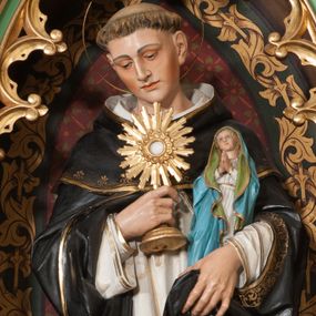 Zdjęcie nr 1: Rzeźba pełnoplastyczna, stojąca frontalnie w delikatnym kontrapoście na niskim, szarym cokole. Święty Jacek w prawej dłoni trzyma monstrancję, a w lewej figurę Matki Boskiej, głowę przechyla delikatnie na prawe ramię. Ma idealizowane rysy twarzy, lekko przymknięte oczy, długi i wąski nos, zarumienione policzki, na głowie tonsurę, a wokół niej okrągły nimb. Ubrany jest w biały habit ze szkaplerzem i czarny płaszcz dominikański, które na brzegach obwiedzione są złotą lamówką. Polichromia w odsłoniętych partiach ciała naturalistyczna.

