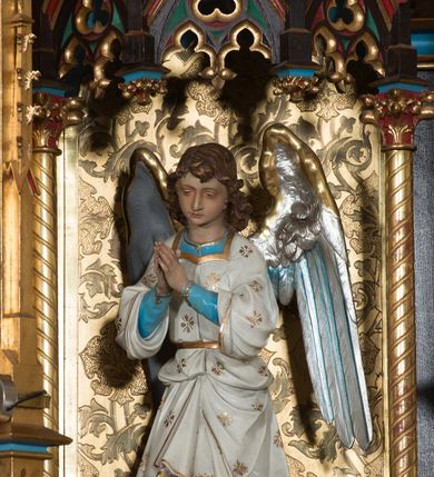 Zdjęcie nr 16: Ołtarz przyścienny, architektoniczny, trójosiowy, jednokondygnacyjny ze zwieńczeniem. Mensa drewniana, prostopadłościenna, na niewielkim cokole. Antepedium płaskorzeźbione, polichromowane, artykułowane złoconymi kolumienkami, zdwojonymi w skrajnych osiach. W centrum prostokątna płycina, w polu której  medalion ze złoconym krzyżem. Po bokach dwie płaskorzeźbione, polichromowane sceny Ofiara Izaaka (z lewej) i Ofiara Melchizedeka (z prawej). Całość zwieńczona wydatnym profilowanym gzymsem. Tabernakulum architektoniczne, trójosiowe z tronem wystawienia. Drzwiczki dekorowane kutą i odlewaną dekoracją w formie ostrołukowych maswerków oraz liter Alfa i Omega. Powyżej głęboka ostrołukowa nisza mieszcząca tron wystawienia. W osiach bocznych pełnoplastyczne, polichromowane figury klęczących aniołów w niszach zwieńczonych ażurowymi baldachimami. Poniżej trójlistne płyciny mieszczące płaskorzeźbione symbole: gołębica Ducha Świętego na tle glorii oraz skrzyżowane klucze i godło zakonu franciszkanów. Retabulum umieszczone na wysokim cokole o licu dekorowanym płaskorzeźbioną dekoracją pseudomaswerkową. Predella na cokole, z dwoma płaskorzeźbionymi, polichromowanymi scenami: Przekazanie kluczy św. Piotrowi (z lewej), Powołanie św. Pawła (z prawej). Sceny flankowane zdwojonymi, złoconymi kolumienkami o roślinnych kapitelach i zwieńczone ażurowym, ostrołukowym baldachimem z motywem trójliścia, żabek i pinakli. W osi środkowej kondygnacji ostrołukowa nisza zwieńczona wimpergą mieszcząca obraz Matki Boskiej Nieustającej Pomocy podtrzymywany przez pełnoplastyczne figury klęczących aniołów. Ponad nim złocony monogram Marii oraz korona. Na zasuwie obraz św. Michała Archanioła. Nisza ujęta dwiema kolumnami ustawionymi na ośmiobocznych cokołach, których trzony zajmują figury: po lewej św. Alfons Maria Liguori (?), po prawej św. Franciszka Ksawerego. Nad rzeźbami wiszą ozdobne baldachimy, nad nimi pełne trzony kolumn z kapitelami, nad którymi ustawiona kolejna para rzeźb. Po lewej rzeźba św. Magdaleny de Pazzi, po prawej figura Matki Boskiej Niepokalanie Poczętej. Obie podpory zwieńczone pinaklami. W osiach bocznych ostrołukowe nisze zamknięte wimpergami mieszczące pełnoplastyczne, polichromowane figury św. Piotra (z lewej) i św. Pawła (z prawej).  Poniżej figur po dwie prostokątne płyciny z płaskorzeźbowymi symbolami i podpisami: gołębicy Ducha Świętego „CONFIRMATIO”, kielicha z krzyżem „BAPTISMUS”, gałązki oliwnej oraz dyscypliny „PENITENTIA” oraz naczynia  i gałązki róż „EXSTREMA UNCTIO”. W zwieńczeniach usytuowane pełnoplastyczne figury aniołów trzymających banderole z napisami: „Adoremus!&quot;. Pośrodku grupa rzeźbiarska Ukrzyżowanie z pełnoplastycznymi, polichromowanymi figurami Chrystusa oraz Marii i św. Jana Ewangelisty ustawionymi pod rozbudowanymi, ażurowymi baldachimami. Struktura malowana na ciemny brąz, wypełnienia płycin zielone, czerwone i błękitne. Partie ornamentu oraz detale architektoniczne złocone. Ornamentyka neogotycka wypełnia każdą wolną przestrzeń ołtarza: trójliście, maswerki, czołganki etc.