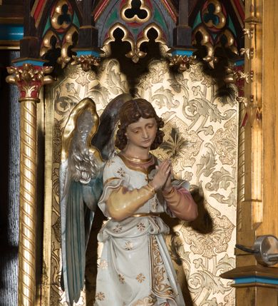 Zdjęcie nr 15: Ołtarz przyścienny, architektoniczny, trójosiowy, jednokondygnacyjny ze zwieńczeniem. Mensa drewniana, prostopadłościenna, na niewielkim cokole. Antepedium płaskorzeźbione, polichromowane, artykułowane złoconymi kolumienkami, zdwojonymi w skrajnych osiach. W centrum prostokątna płycina, w polu której  medalion ze złoconym krzyżem. Po bokach dwie płaskorzeźbione, polichromowane sceny Ofiara Izaaka (z lewej) i Ofiara Melchizedeka (z prawej). Całość zwieńczona wydatnym profilowanym gzymsem. Tabernakulum architektoniczne, trójosiowe z tronem wystawienia. Drzwiczki dekorowane kutą i odlewaną dekoracją w formie ostrołukowych maswerków oraz liter Alfa i Omega. Powyżej głęboka ostrołukowa nisza mieszcząca tron wystawienia. W osiach bocznych pełnoplastyczne, polichromowane figury klęczących aniołów w niszach zwieńczonych ażurowymi baldachimami. Poniżej trójlistne płyciny mieszczące płaskorzeźbione symbole: gołębica Ducha Świętego na tle glorii oraz skrzyżowane klucze i godło zakonu franciszkanów. Retabulum umieszczone na wysokim cokole o licu dekorowanym płaskorzeźbioną dekoracją pseudomaswerkową. Predella na cokole, z dwoma płaskorzeźbionymi, polichromowanymi scenami: Przekazanie kluczy św. Piotrowi (z lewej), Powołanie św. Pawła (z prawej). Sceny flankowane zdwojonymi, złoconymi kolumienkami o roślinnych kapitelach i zwieńczone ażurowym, ostrołukowym baldachimem z motywem trójliścia, żabek i pinakli. W osi środkowej kondygnacji ostrołukowa nisza zwieńczona wimpergą mieszcząca obraz Matki Boskiej Nieustającej Pomocy podtrzymywany przez pełnoplastyczne figury klęczących aniołów. Ponad nim złocony monogram Marii oraz korona. Na zasuwie obraz św. Michała Archanioła. Nisza ujęta dwiema kolumnami ustawionymi na ośmiobocznych cokołach, których trzony zajmują figury: po lewej św. Alfons Maria Liguori (?), po prawej św. Franciszka Ksawerego. Nad rzeźbami wiszą ozdobne baldachimy, nad nimi pełne trzony kolumn z kapitelami, nad którymi ustawiona kolejna para rzeźb. Po lewej rzeźba św. Magdaleny de Pazzi, po prawej figura Matki Boskiej Niepokalanie Poczętej. Obie podpory zwieńczone pinaklami. W osiach bocznych ostrołukowe nisze zamknięte wimpergami mieszczące pełnoplastyczne, polichromowane figury św. Piotra (z lewej) i św. Pawła (z prawej).  Poniżej figur po dwie prostokątne płyciny z płaskorzeźbowymi symbolami i podpisami: gołębicy Ducha Świętego „CONFIRMATIO”, kielicha z krzyżem „BAPTISMUS”, gałązki oliwnej oraz dyscypliny „PENITENTIA” oraz naczynia  i gałązki róż „EXSTREMA UNCTIO”. W zwieńczeniach usytuowane pełnoplastyczne figury aniołów trzymających banderole z napisami: „Adoremus!". Pośrodku grupa rzeźbiarska Ukrzyżowanie z pełnoplastycznymi, polichromowanymi figurami Chrystusa oraz Marii i św. Jana Ewangelisty ustawionymi pod rozbudowanymi, ażurowymi baldachimami. Struktura malowana na ciemny brąz, wypełnienia płycin zielone, czerwone i błękitne. Partie ornamentu oraz detale architektoniczne złocone. Ornamentyka neogotycka wypełnia każdą wolną przestrzeń ołtarza: trójliście, maswerki, czołganki etc.