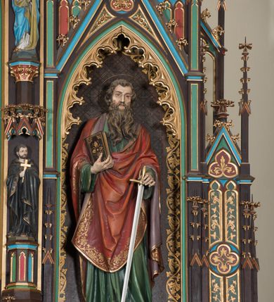 Zdjęcie nr 4: Ołtarz przyścienny, architektoniczny, trójosiowy, jednokondygnacyjny ze zwieńczeniem. Mensa drewniana, prostopadłościenna, na niewielkim cokole. Antepedium płaskorzeźbione, polichromowane, artykułowane złoconymi kolumienkami, zdwojonymi w skrajnych osiach. W centrum prostokątna płycina, w polu której  medalion ze złoconym krzyżem. Po bokach dwie płaskorzeźbione, polichromowane sceny Ofiara Izaaka (z lewej) i Ofiara Melchizedeka (z prawej). Całość zwieńczona wydatnym profilowanym gzymsem. Tabernakulum architektoniczne, trójosiowe z tronem wystawienia. Drzwiczki dekorowane kutą i odlewaną dekoracją w formie ostrołukowych maswerków oraz liter Alfa i Omega. Powyżej głęboka ostrołukowa nisza mieszcząca tron wystawienia. W osiach bocznych pełnoplastyczne, polichromowane figury klęczących aniołów w niszach zwieńczonych ażurowymi baldachimami. Poniżej trójlistne płyciny mieszczące płaskorzeźbione symbole: gołębica Ducha Świętego na tle glorii oraz skrzyżowane klucze i godło zakonu franciszkanów. Retabulum umieszczone na wysokim cokole o licu dekorowanym płaskorzeźbioną dekoracją pseudomaswerkową. Predella na cokole, z dwoma płaskorzeźbionymi, polichromowanymi scenami: Przekazanie kluczy św. Piotrowi (z lewej), Powołanie św. Pawła (z prawej). Sceny flankowane zdwojonymi, złoconymi kolumienkami o roślinnych kapitelach i zwieńczone ażurowym, ostrołukowym baldachimem z motywem trójliścia, żabek i pinakli. W osi środkowej kondygnacji ostrołukowa nisza zwieńczona wimpergą mieszcząca obraz Matki Boskiej Nieustającej Pomocy podtrzymywany przez pełnoplastyczne figury klęczących aniołów. Ponad nim złocony monogram Marii oraz korona. Na zasuwie obraz św. Michała Archanioła. Nisza ujęta dwiema kolumnami ustawionymi na ośmiobocznych cokołach, których trzony zajmują figury: po lewej św. Alfons Maria Liguori (?), po prawej św. Franciszka Ksawerego. Nad rzeźbami wiszą ozdobne baldachimy, nad nimi pełne trzony kolumn z kapitelami, nad którymi ustawiona kolejna para rzeźb. Po lewej rzeźba św. Magdaleny de Pazzi, po prawej figura Matki Boskiej Niepokalanie Poczętej. Obie podpory zwieńczone pinaklami. W osiach bocznych ostrołukowe nisze zamknięte wimpergami mieszczące pełnoplastyczne, polichromowane figury św. Piotra (z lewej) i św. Pawła (z prawej).  Poniżej figur po dwie prostokątne płyciny z płaskorzeźbowymi symbolami i podpisami: gołębicy Ducha Świętego „CONFIRMATIO”, kielicha z krzyżem „BAPTISMUS”, gałązki oliwnej oraz dyscypliny „PENITENTIA” oraz naczynia  i gałązki róż „EXSTREMA UNCTIO”. W zwieńczeniach usytuowane pełnoplastyczne figury aniołów trzymających banderole z napisami: „Adoremus!". Pośrodku grupa rzeźbiarska Ukrzyżowanie z pełnoplastycznymi, polichromowanymi figurami Chrystusa oraz Marii i św. Jana Ewangelisty ustawionymi pod rozbudowanymi, ażurowymi baldachimami. Struktura malowana na ciemny brąz, wypełnienia płycin zielone, czerwone i błękitne. Partie ornamentu oraz detale architektoniczne złocone. Ornamentyka neogotycka wypełnia każdą wolną przestrzeń ołtarza: trójliście, maswerki, czołganki etc.