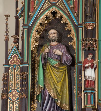 Zdjęcie nr 3: Ołtarz przyścienny, architektoniczny, trójosiowy, jednokondygnacyjny ze zwieńczeniem. Mensa drewniana, prostopadłościenna, na niewielkim cokole. Antepedium płaskorzeźbione, polichromowane, artykułowane złoconymi kolumienkami, zdwojonymi w skrajnych osiach. W centrum prostokątna płycina, w polu której  medalion ze złoconym krzyżem. Po bokach dwie płaskorzeźbione, polichromowane sceny Ofiara Izaaka (z lewej) i Ofiara Melchizedeka (z prawej). Całość zwieńczona wydatnym profilowanym gzymsem. Tabernakulum architektoniczne, trójosiowe z tronem wystawienia. Drzwiczki dekorowane kutą i odlewaną dekoracją w formie ostrołukowych maswerków oraz liter Alfa i Omega. Powyżej głęboka ostrołukowa nisza mieszcząca tron wystawienia. W osiach bocznych pełnoplastyczne, polichromowane figury klęczących aniołów w niszach zwieńczonych ażurowymi baldachimami. Poniżej trójlistne płyciny mieszczące płaskorzeźbione symbole: gołębica Ducha Świętego na tle glorii oraz skrzyżowane klucze i godło zakonu franciszkanów. Retabulum umieszczone na wysokim cokole o licu dekorowanym płaskorzeźbioną dekoracją pseudomaswerkową. Predella na cokole, z dwoma płaskorzeźbionymi, polichromowanymi scenami: Przekazanie kluczy św. Piotrowi (z lewej), Powołanie św. Pawła (z prawej). Sceny flankowane zdwojonymi, złoconymi kolumienkami o roślinnych kapitelach i zwieńczone ażurowym, ostrołukowym baldachimem z motywem trójliścia, żabek i pinakli. W osi środkowej kondygnacji ostrołukowa nisza zwieńczona wimpergą mieszcząca obraz Matki Boskiej Nieustającej Pomocy podtrzymywany przez pełnoplastyczne figury klęczących aniołów. Ponad nim złocony monogram Marii oraz korona. Na zasuwie obraz św. Michała Archanioła. Nisza ujęta dwiema kolumnami ustawionymi na ośmiobocznych cokołach, których trzony zajmują figury: po lewej św. Alfons Maria Liguori (?), po prawej św. Franciszka Ksawerego. Nad rzeźbami wiszą ozdobne baldachimy, nad nimi pełne trzony kolumn z kapitelami, nad którymi ustawiona kolejna para rzeźb. Po lewej rzeźba św. Magdaleny de Pazzi, po prawej figura Matki Boskiej Niepokalanie Poczętej. Obie podpory zwieńczone pinaklami. W osiach bocznych ostrołukowe nisze zamknięte wimpergami mieszczące pełnoplastyczne, polichromowane figury św. Piotra (z lewej) i św. Pawła (z prawej).  Poniżej figur po dwie prostokątne płyciny z płaskorzeźbowymi symbolami i podpisami: gołębicy Ducha Świętego „CONFIRMATIO”, kielicha z krzyżem „BAPTISMUS”, gałązki oliwnej oraz dyscypliny „PENITENTIA” oraz naczynia  i gałązki róż „EXSTREMA UNCTIO”. W zwieńczeniach usytuowane pełnoplastyczne figury aniołów trzymających banderole z napisami: „Adoremus!". Pośrodku grupa rzeźbiarska Ukrzyżowanie z pełnoplastycznymi, polichromowanymi figurami Chrystusa oraz Marii i św. Jana Ewangelisty ustawionymi pod rozbudowanymi, ażurowymi baldachimami. Struktura malowana na ciemny brąz, wypełnienia płycin zielone, czerwone i błękitne. Partie ornamentu oraz detale architektoniczne złocone. Ornamentyka neogotycka wypełnia każdą wolną przestrzeń ołtarza: trójliście, maswerki, czołganki etc.