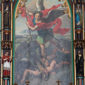 Zdjęcie nr 1: Obraz w kształcie stojącego prostokąta, zamkniętego łukiem ostrym. W centrum kompozycji znajduje się św. Michał Archanioł w dynamicznej pozie, strącający szatana do piekła. Archanioł ukazany w postawie stojącej, z lewą nogą cofniętą do tyłu, prawą depczący szatana, z podniesionymi do góry rękami, w których trzyma włócznię skierowaną ostrzem w dół. Twarz archanioła podłużna, z długim i prostym nosem, wzrokiem skierowanym w dół. Włosy średniej długości, kręcone, rozwiane do tyłu, z zieloną wstążką u góry. Archanioł ubrany jest w zbroję legionisty rzymskiego: ma zieloną tunikę, obszytą złotą lamówką na brzegu, niebieski pancerz, miecz u boku oraz czerwoną szatę rozwianą na wietrze, natomiast u pleców ma białe skrzydła, a nad głową złoty i okrągły nimb. Dół kompozycji zajmuje skaliste, ciemne podłoże, na którym leży nagi szatan ukazany w monstrualnej postaci, ze skrzydłami o ostro zakończonych brzegach i harpunem w prawej dłoni. W górnej części obrazu pejzaż oraz pochmurne niebo. Rama drewniana, profilowana, od wewnątrz złocona, na zewnątrz pomalowana na zielono. 
